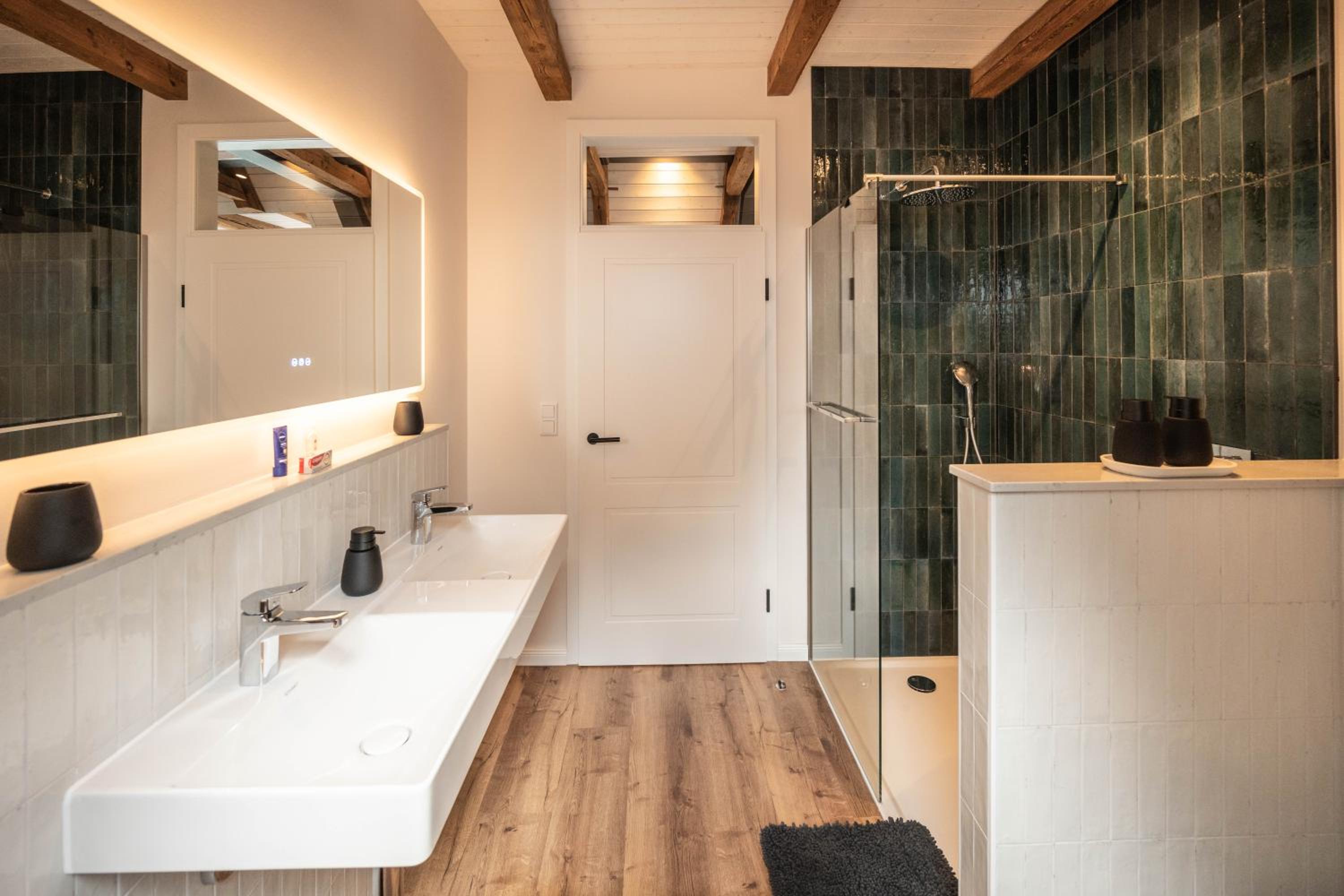 Traumhafte Ferienwohnung am Park, großer Balkon, voll ausgestattete Küche, Schreibtisch, WiFi, Smart TV, Carport, Wallbox, Fahrräder
