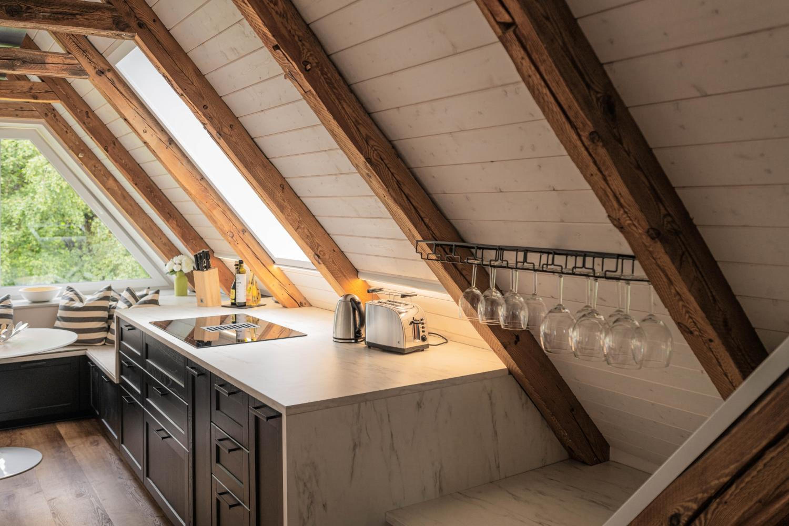 Traumhafte Ferienwohnung am Park, großer Balkon, voll ausgestattete Küche, Schreibtisch, WiFi, Smart TV, Carport, Wallbox, Fahrräder