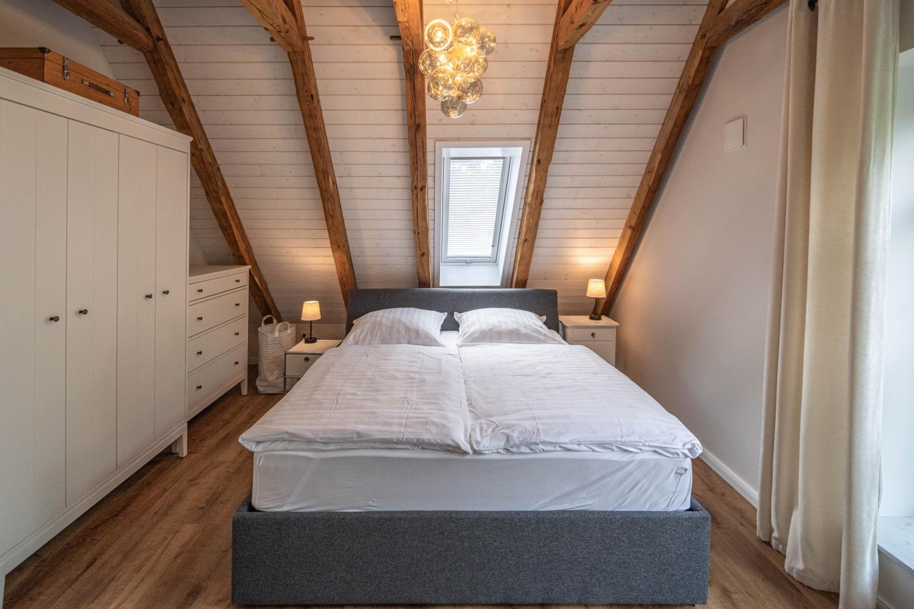 Traumhafte Ferienwohnung am Park, großer Balkon, voll ausgestattete Küche, Schreibtisch, WiFi, Smart TV, Carport, Wallbox, Fahrräder