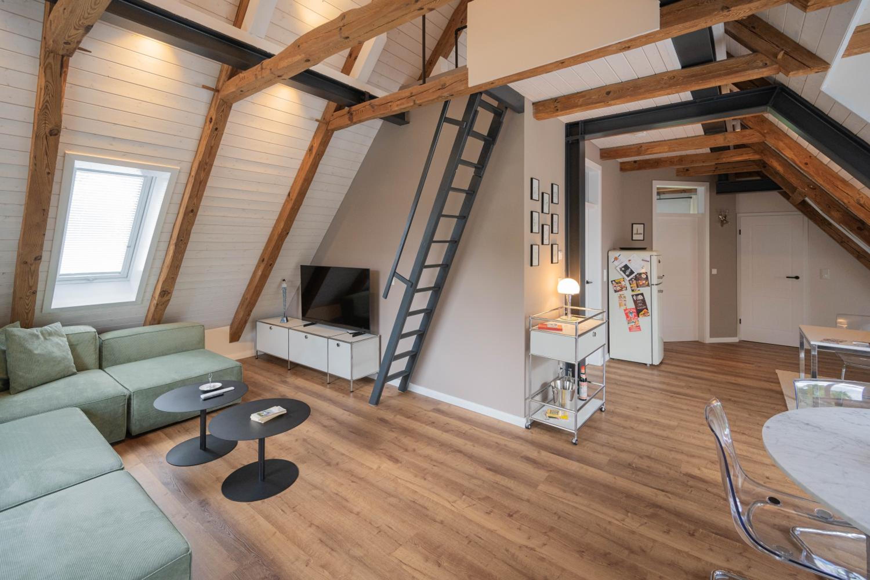 Traumhafte Ferienwohnung am Park, großer Balkon, voll ausgestattete Küche, Schreibtisch, WiFi, Smart TV, Carport, Wallbox, Fahrräder