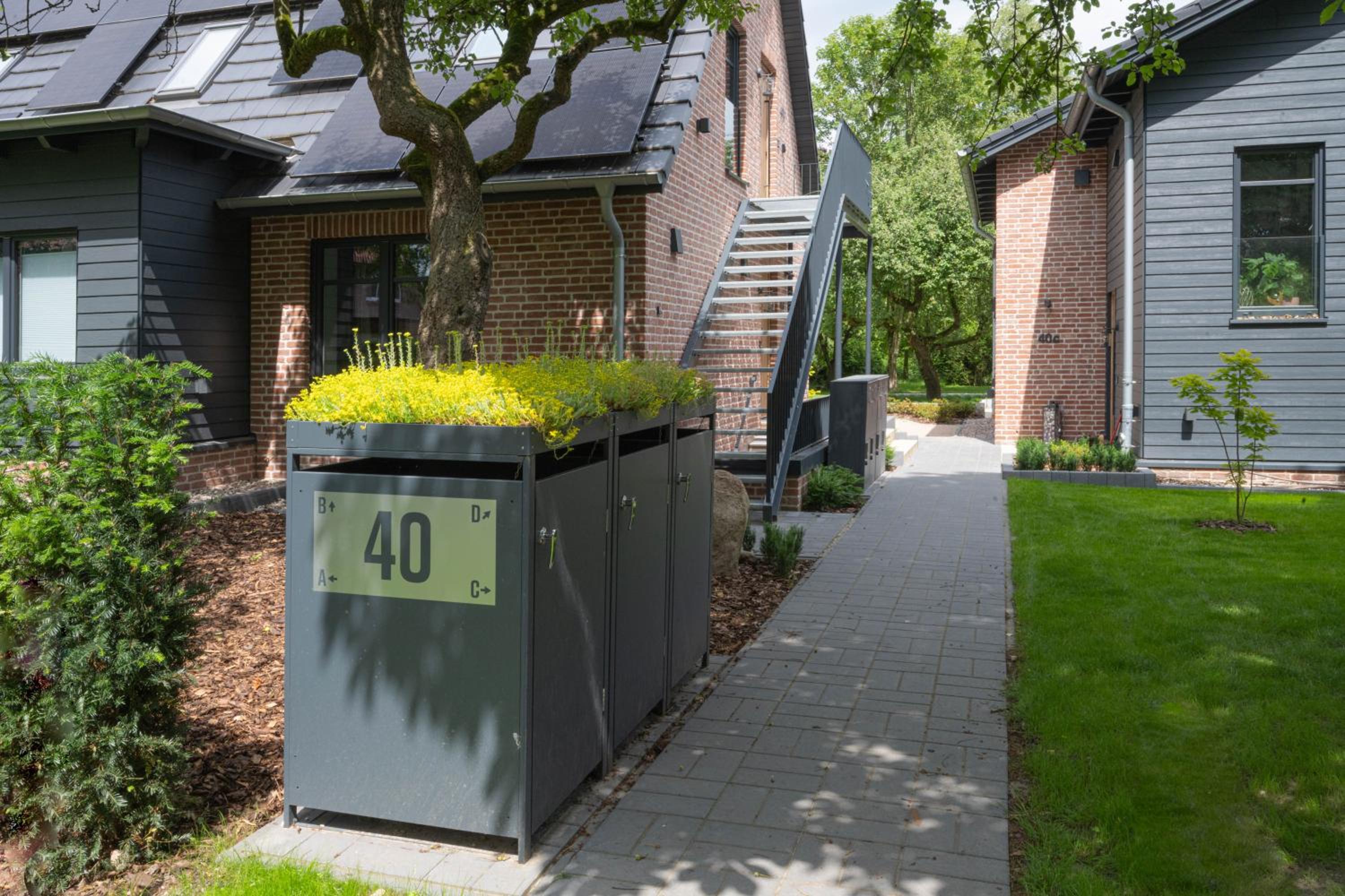 Traumhafte Ferienwohnung am Park, großer Balkon, voll ausgestattete Küche, Schreibtisch, WiFi, Smart TV, Carport, Wallbox, Fahrräder