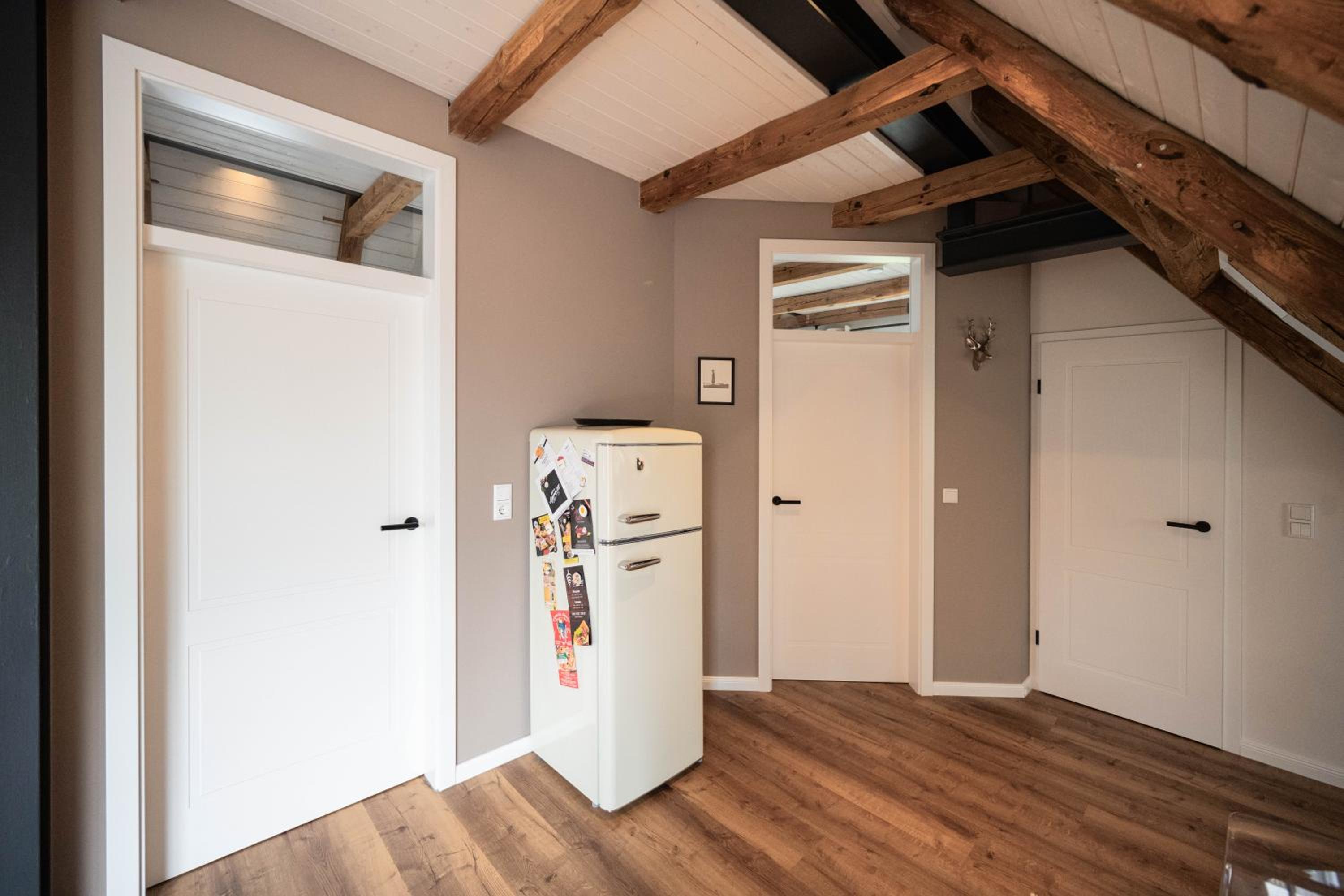 Traumhafte Ferienwohnung am Park, großer Balkon, voll ausgestattete Küche, Schreibtisch, WiFi, Smart TV, Carport, Wallbox, Fahrräder