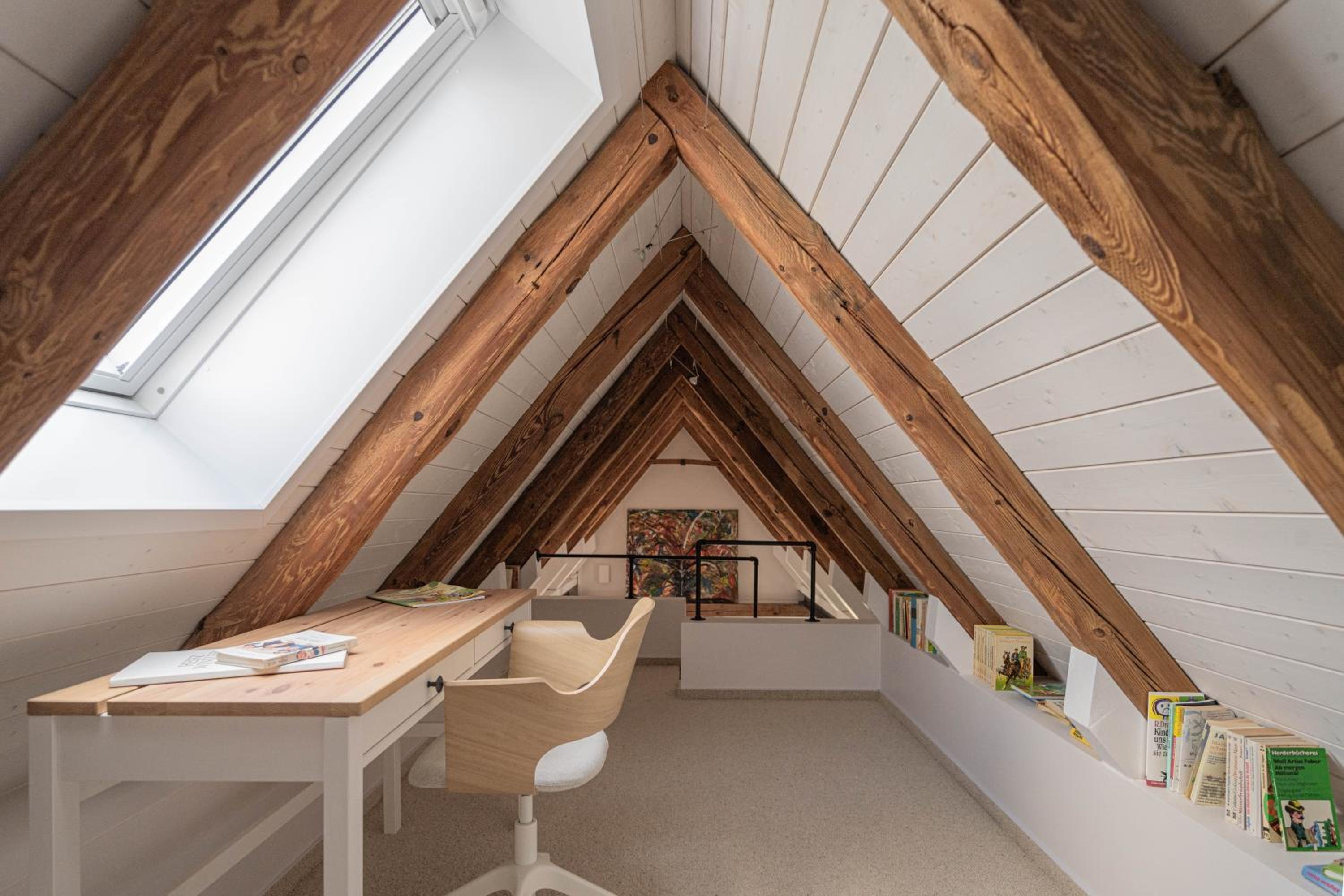 Traumhafte Ferienwohnung am Park, großer Balkon, voll ausgestattete Küche, Schreibtisch, WiFi, Smart TV, Carport, Wallbox, Fahrräder