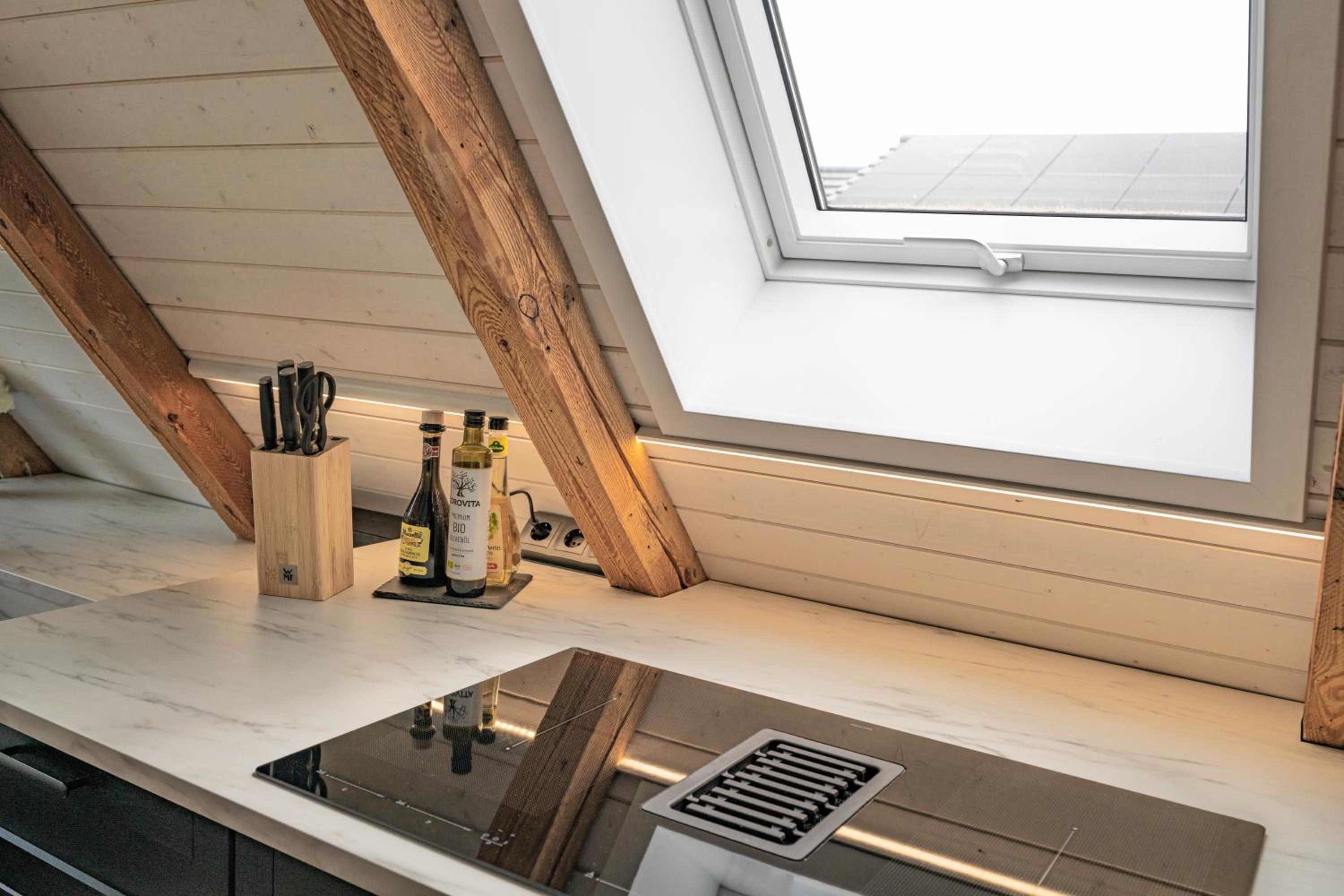 Traumhafte Ferienwohnung am Park, großer Balkon, voll ausgestattete Küche, Schreibtisch, WiFi, Smart TV, Carport, Wallbox, Fahrräder