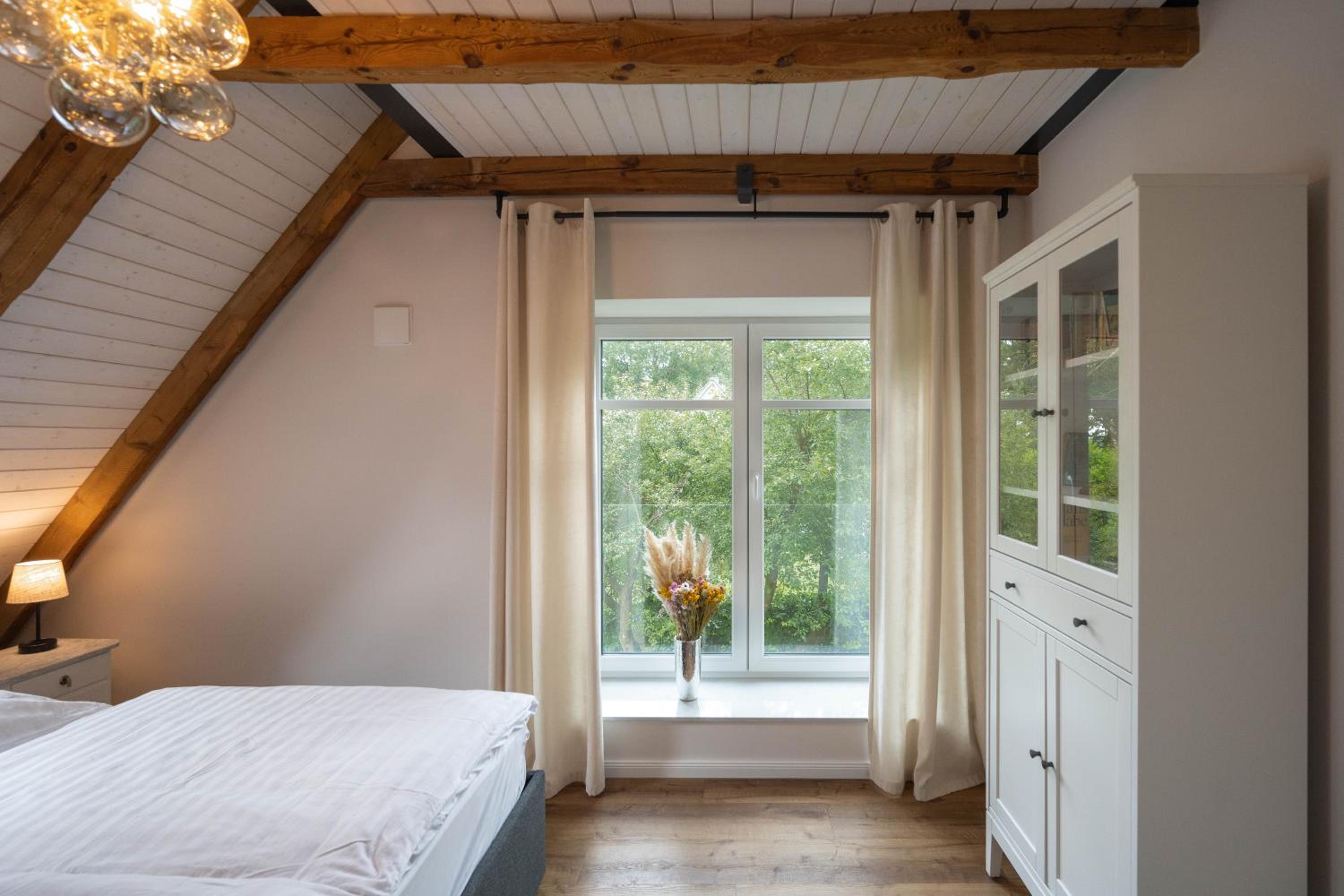 Traumhafte Ferienwohnung am Park, großer Balkon, voll ausgestattete Küche, Schreibtisch, WiFi, Smart TV, Carport, Wallbox, Fahrräder