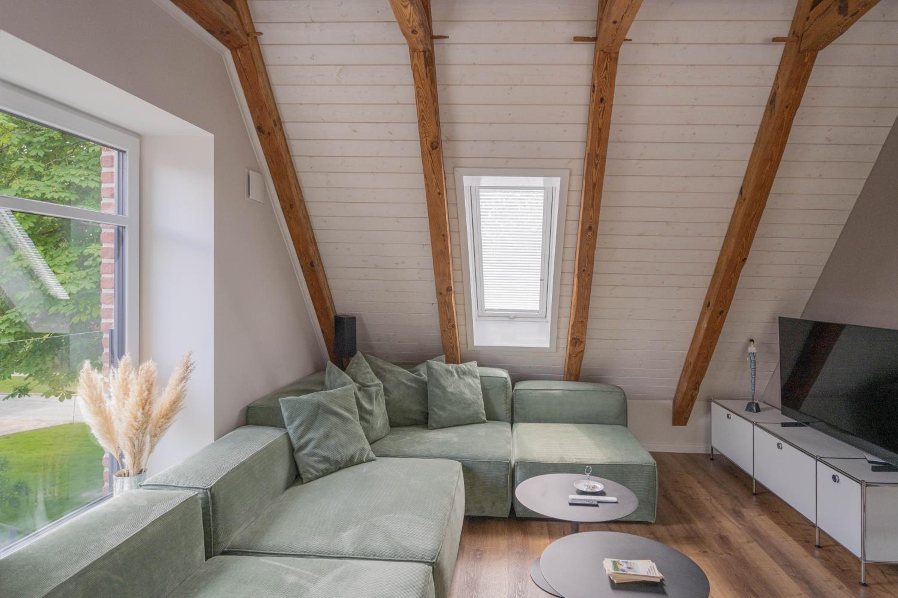 Traumhafte Ferienwohnung am Park, großer Balkon, voll ausgestattete Küche, Schreibtisch, WiFi, Smart TV, Carport, Wallbox, Fahrräder