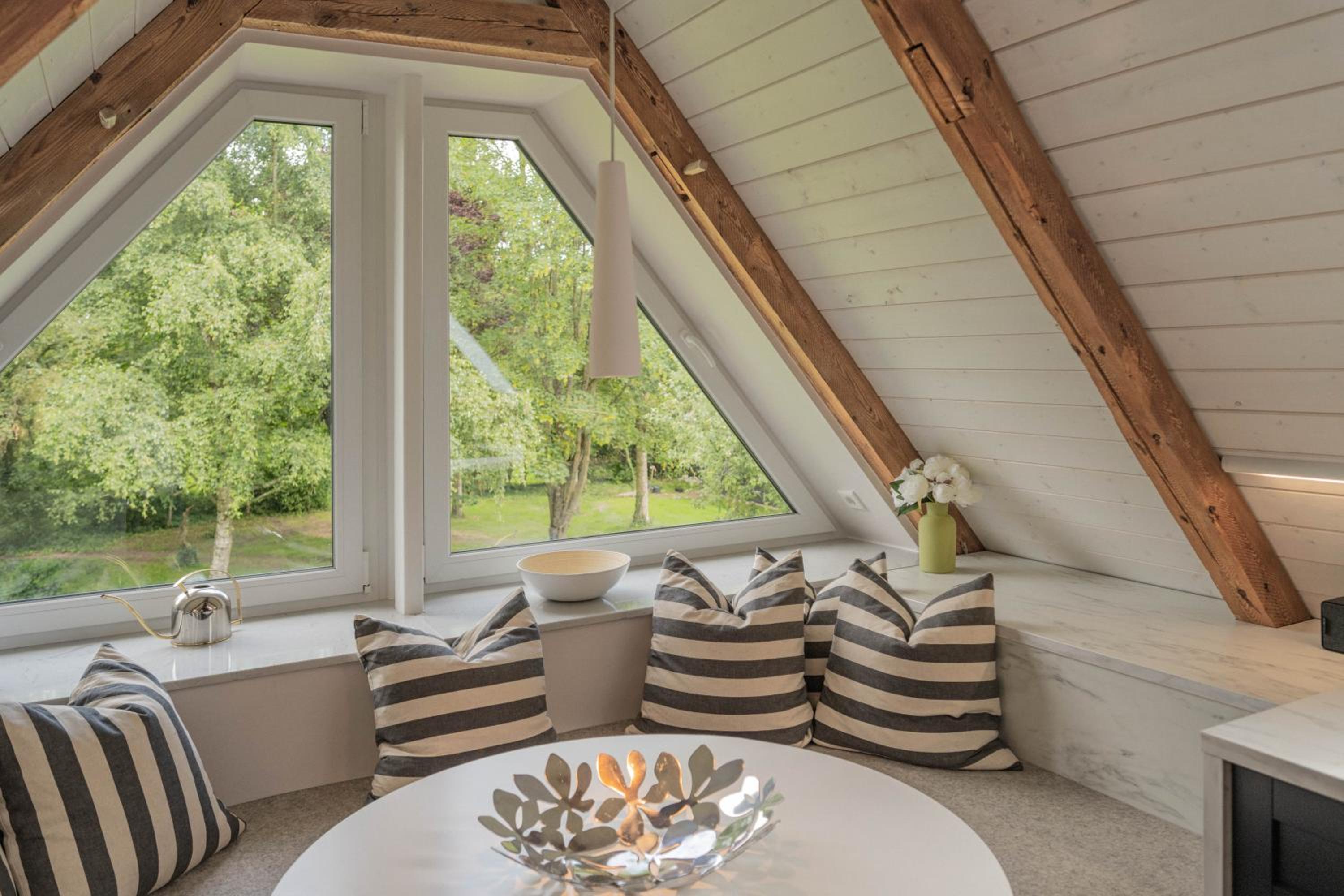 Traumhafte Ferienwohnung am Park, großer Balkon, voll ausgestattete Küche, Schreibtisch, WiFi, Smart TV, Carport, Wallbox, Fahrräder
