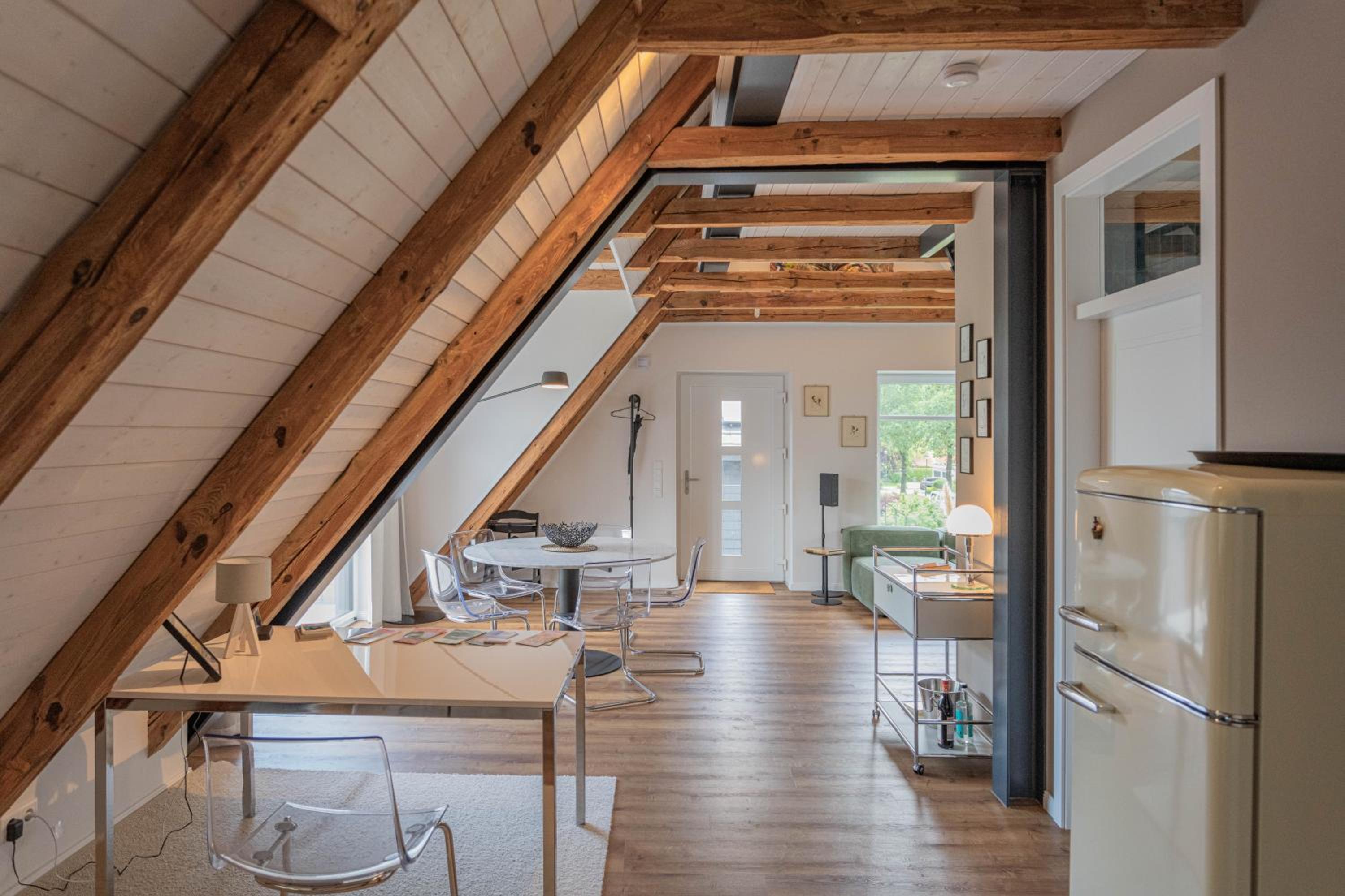 Traumhafte Ferienwohnung am Park, großer Balkon, voll ausgestattete Küche, Schreibtisch, WiFi, Smart TV, Carport, Wallbox, Fahrräder