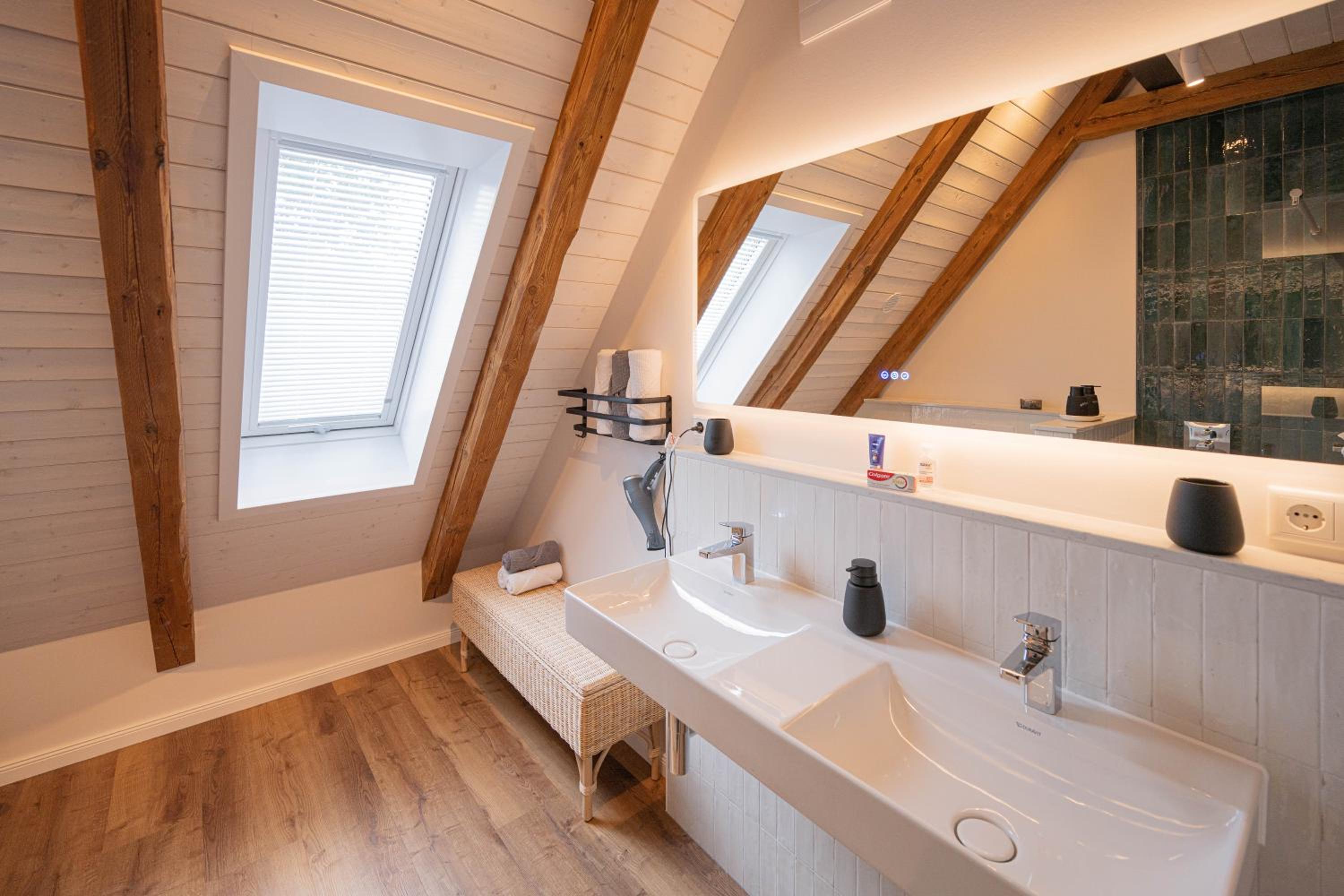 Traumhafte Ferienwohnung am Park, großer Balkon, voll ausgestattete Küche, Schreibtisch, WiFi, Smart TV, Carport, Wallbox, Fahrräder