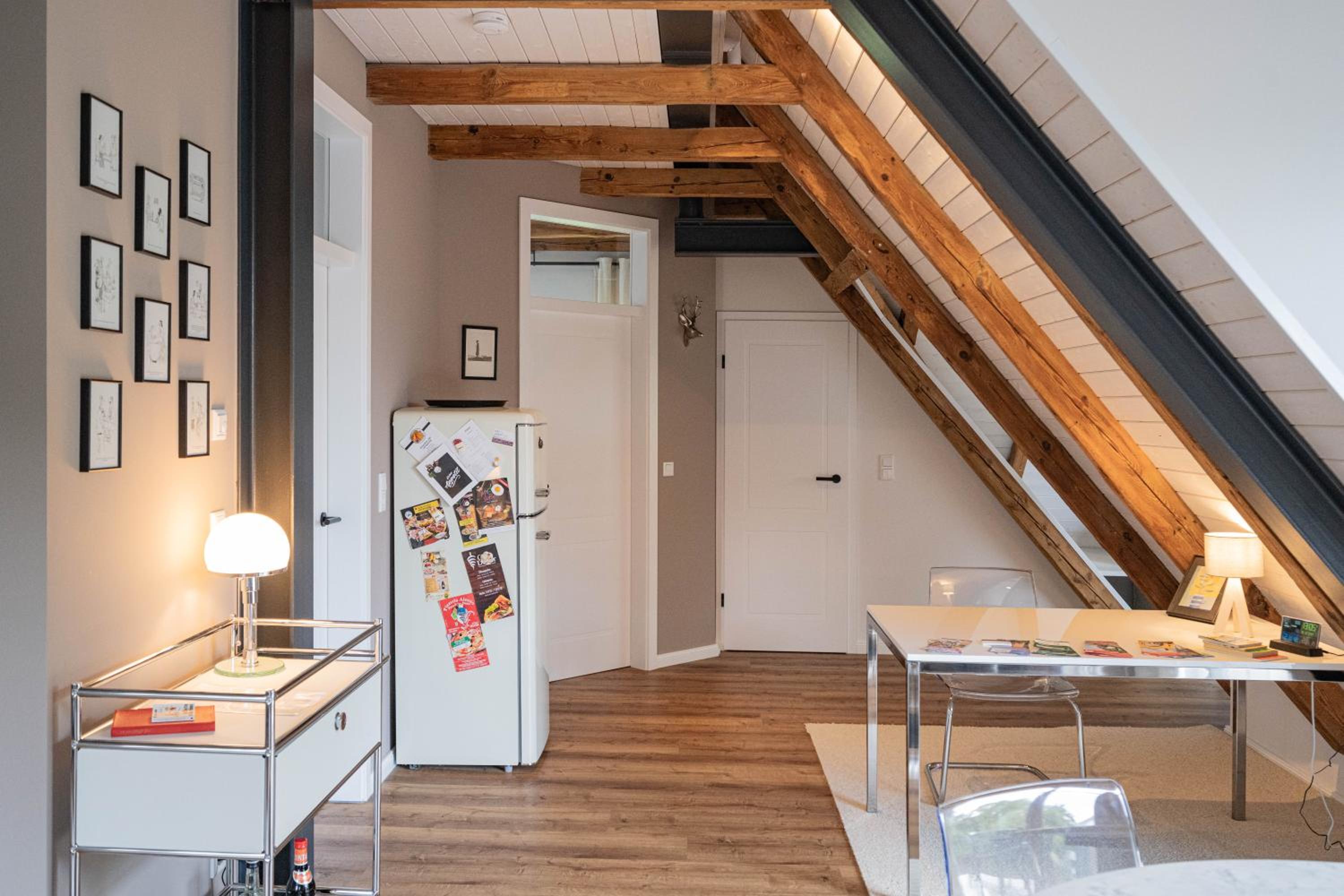 Traumhafte Ferienwohnung am Park, großer Balkon, voll ausgestattete Küche, Schreibtisch, WiFi, Smart TV, Carport, Wallbox, Fahrräder
