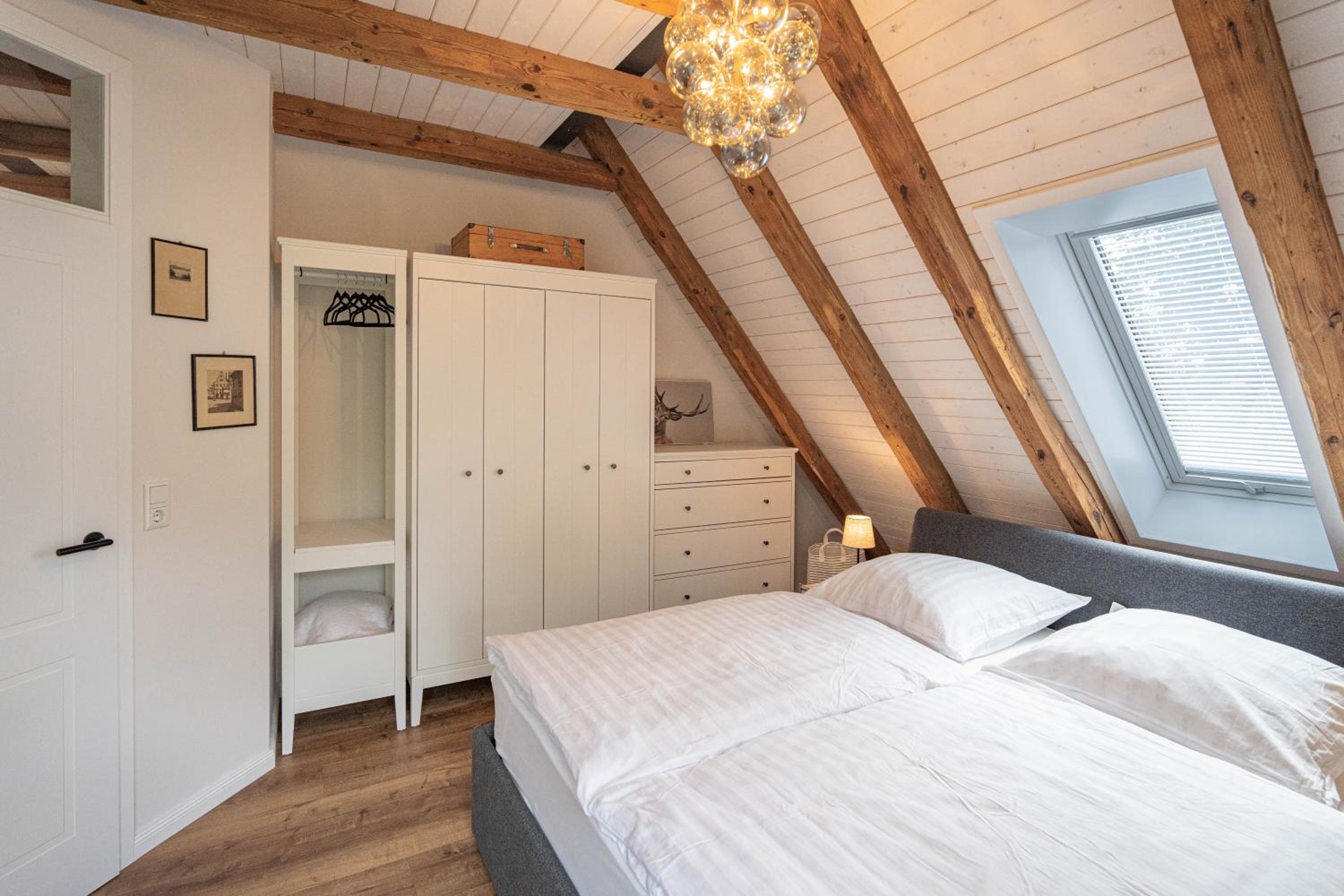 Traumhafte Ferienwohnung am Park, großer Balkon, voll ausgestattete Küche, Schreibtisch, WiFi, Smart TV, Carport, Wallbox, Fahrräder