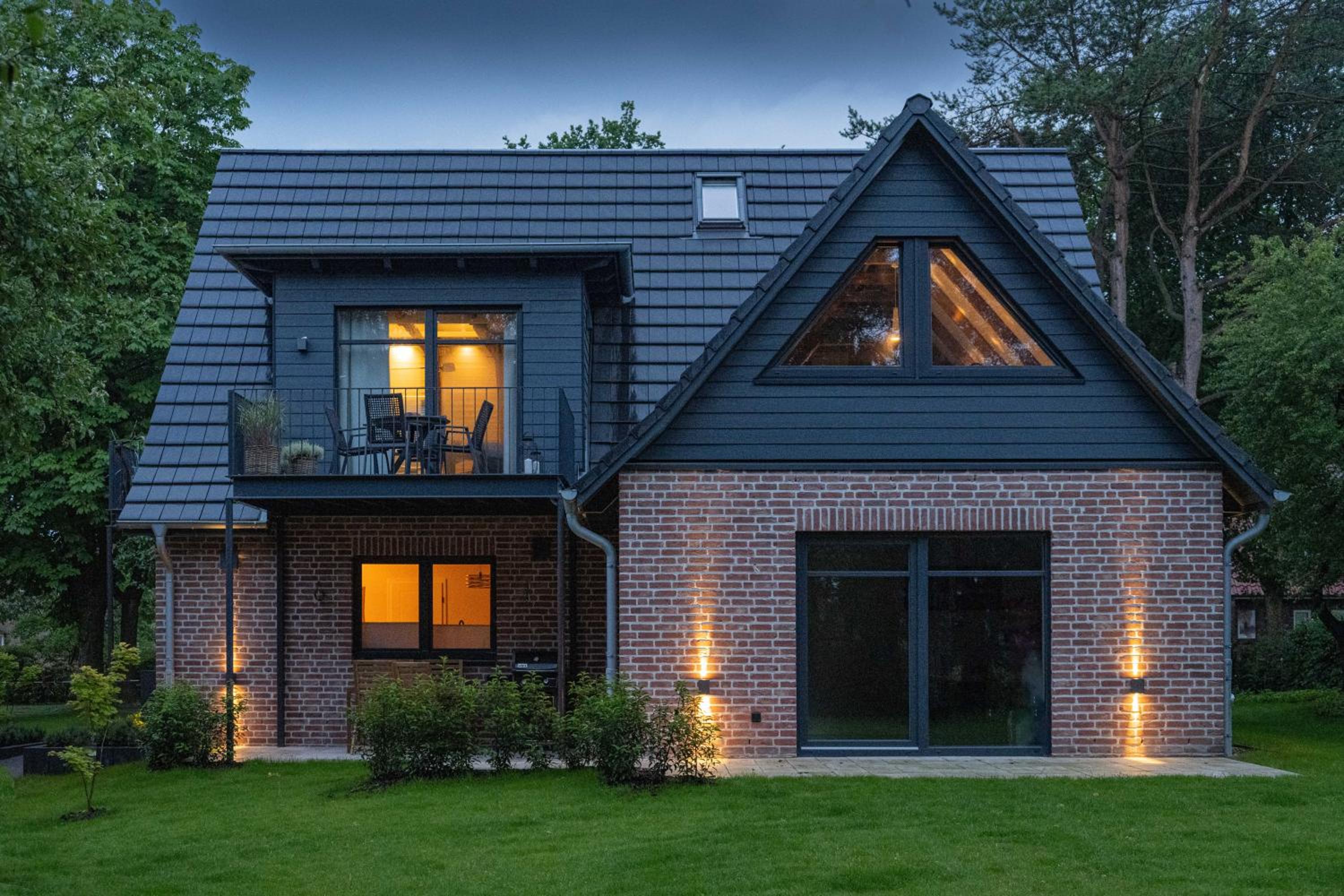 Traumhafte Ferienwohnung am Park, großer Balkon, voll ausgestattete Küche, Schreibtisch, WiFi, Smart TV, Carport, Wallbox, Fahrräder