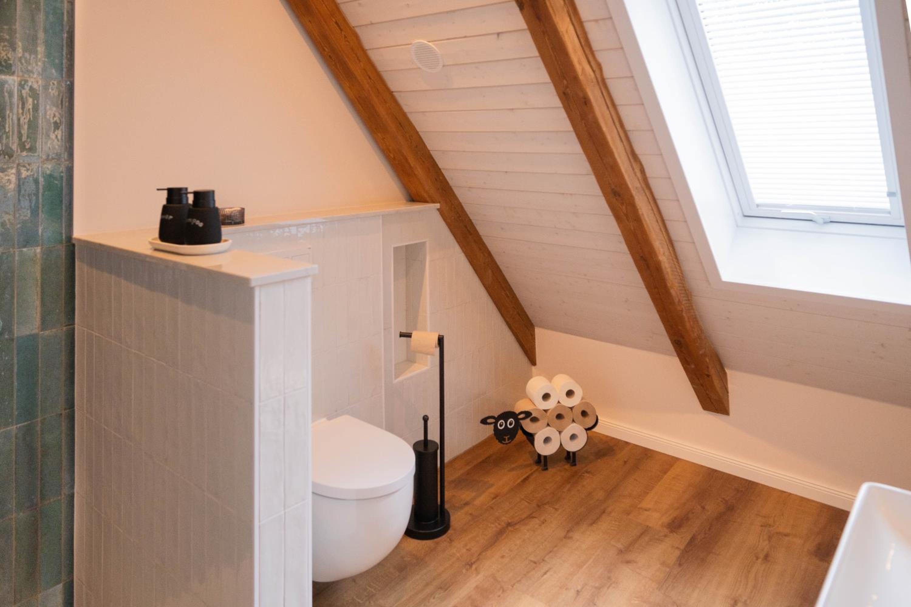 Traumhafte Ferienwohnung am Park, großer Balkon, voll ausgestattete Küche, Schreibtisch, WiFi, Smart TV, Carport, Wallbox, Fahrräder