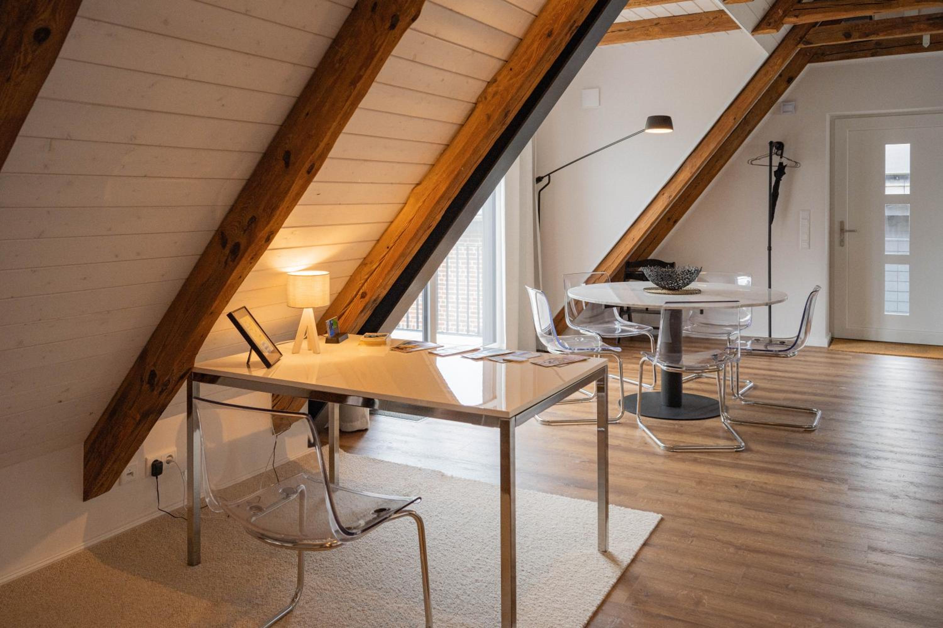 Traumhafte Ferienwohnung am Park, großer Balkon, voll ausgestattete Küche, Schreibtisch, WiFi, Smart TV, Carport, Wallbox, Fahrräder