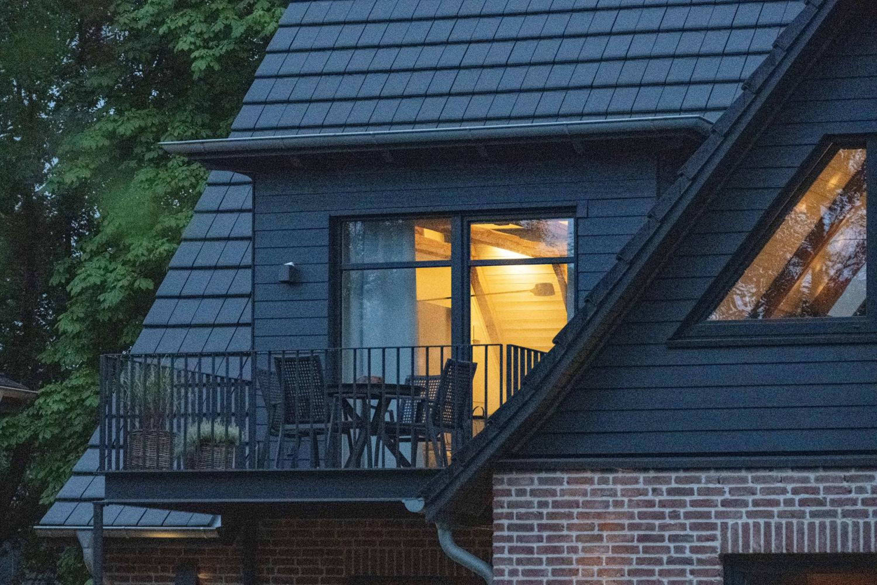 Traumhafte Ferienwohnung am Park, großer Balkon, voll ausgestattete Küche, Schreibtisch, WiFi, Smart TV, Carport, Wallbox, Fahrräder