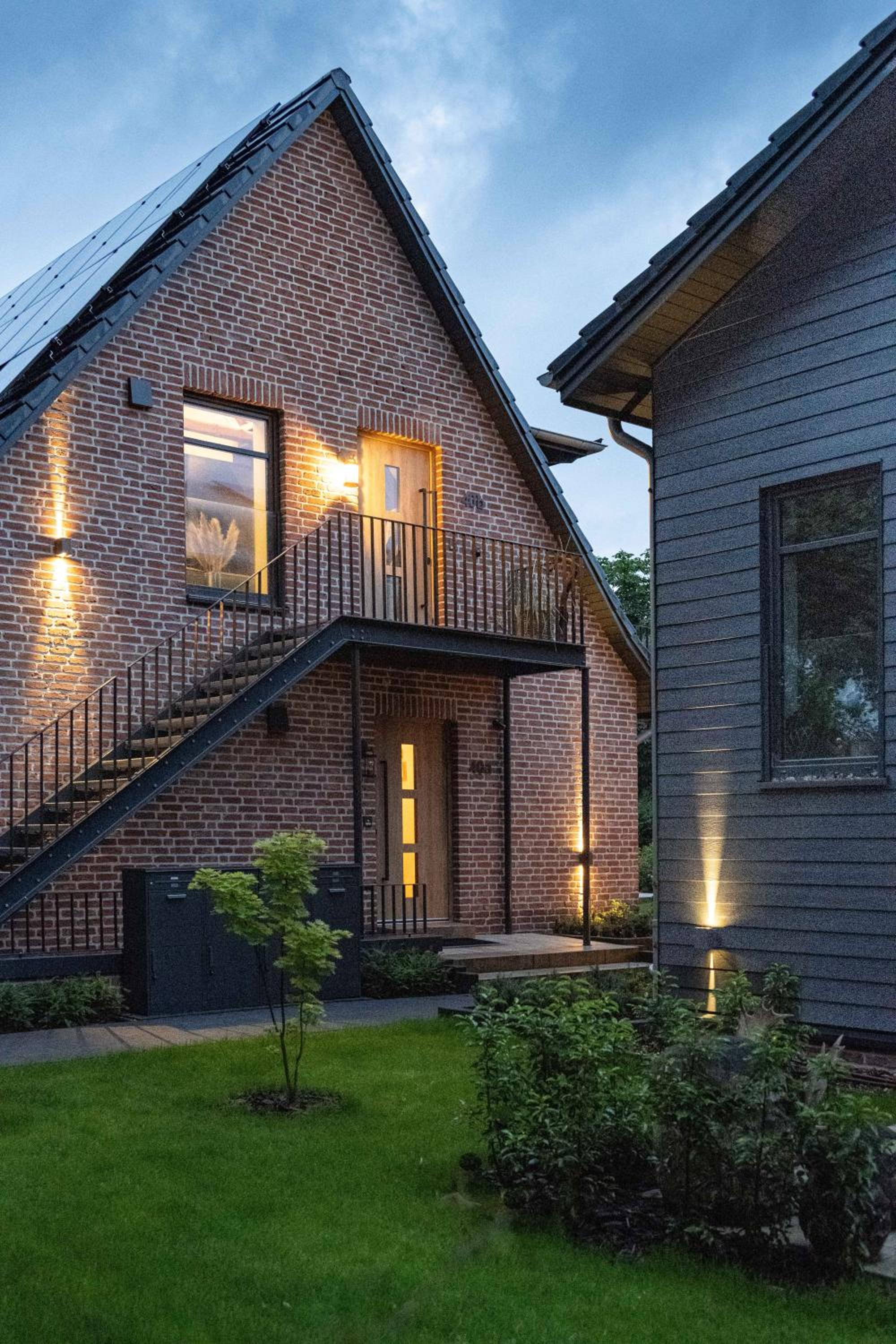 Traumhafte Ferienwohnung am Park, großer Balkon, voll ausgestattete Küche, Schreibtisch, WiFi, Smart TV, Carport, Wallbox, Fahrräder