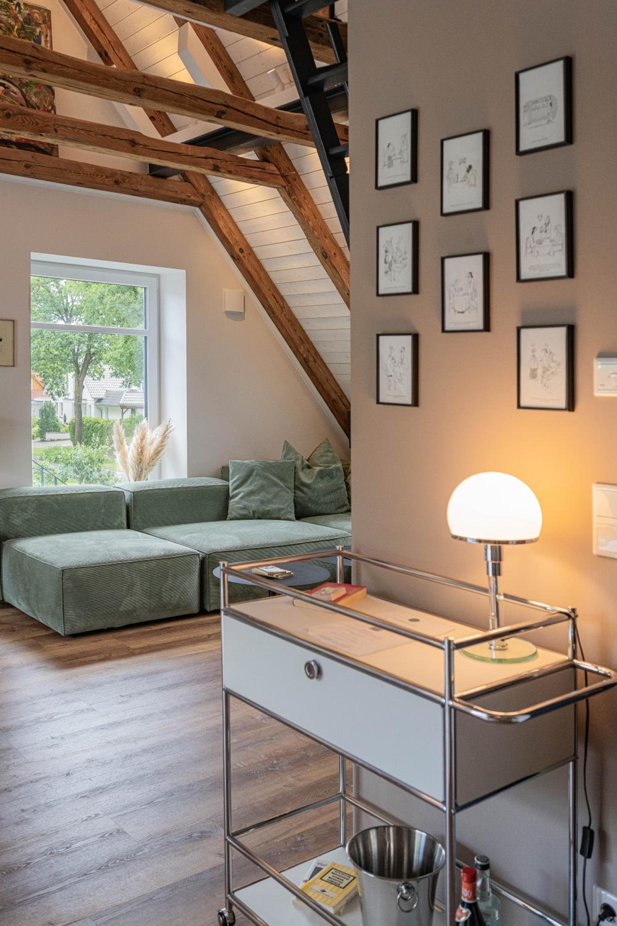 Traumhafte Ferienwohnung am Park, großer Balkon, voll ausgestattete Küche, Schreibtisch, WiFi, Smart TV, Carport, Wallbox, Fahrräder