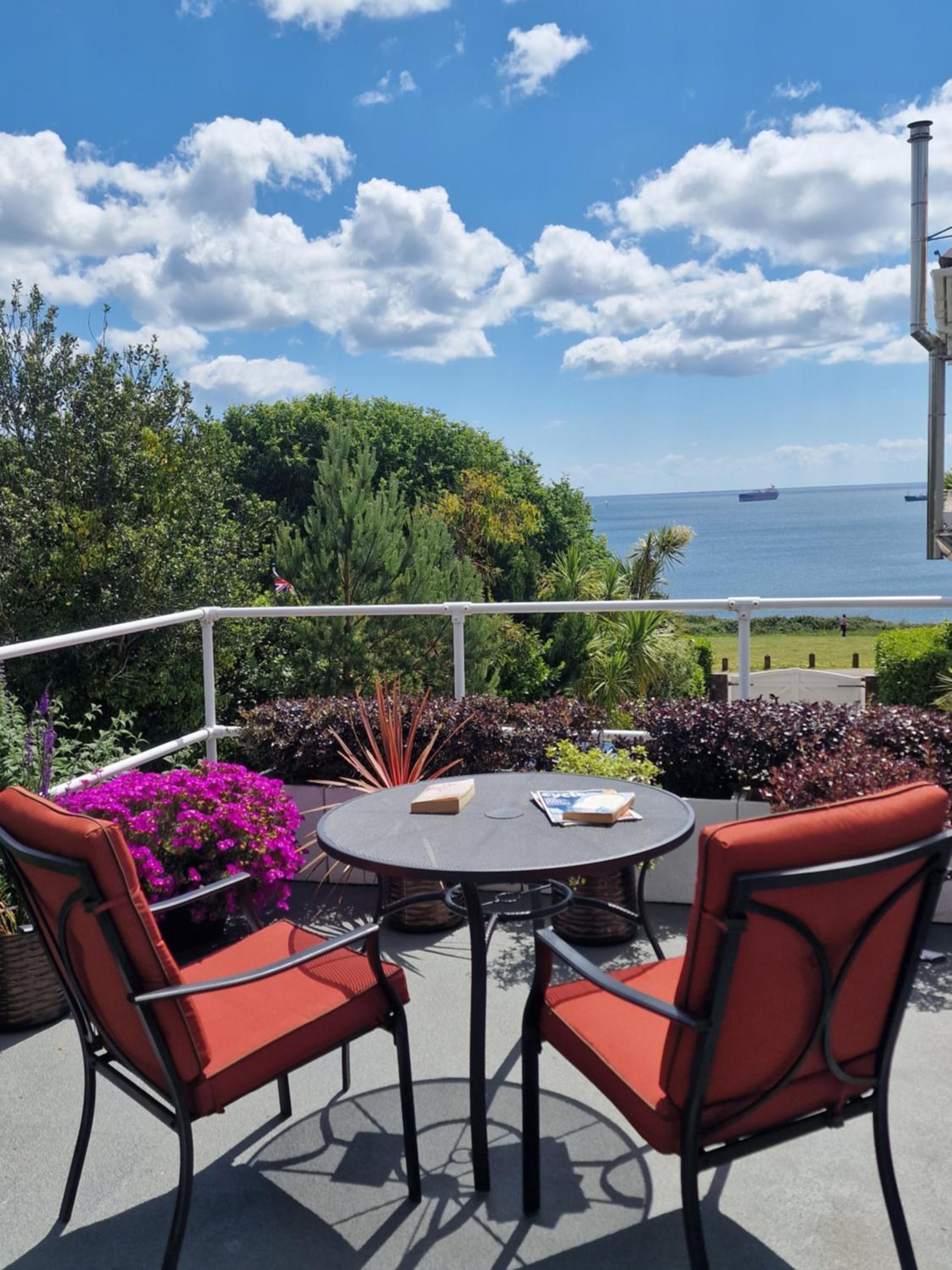 Blue Hills Luxury Apartment, Bay Front with Parking