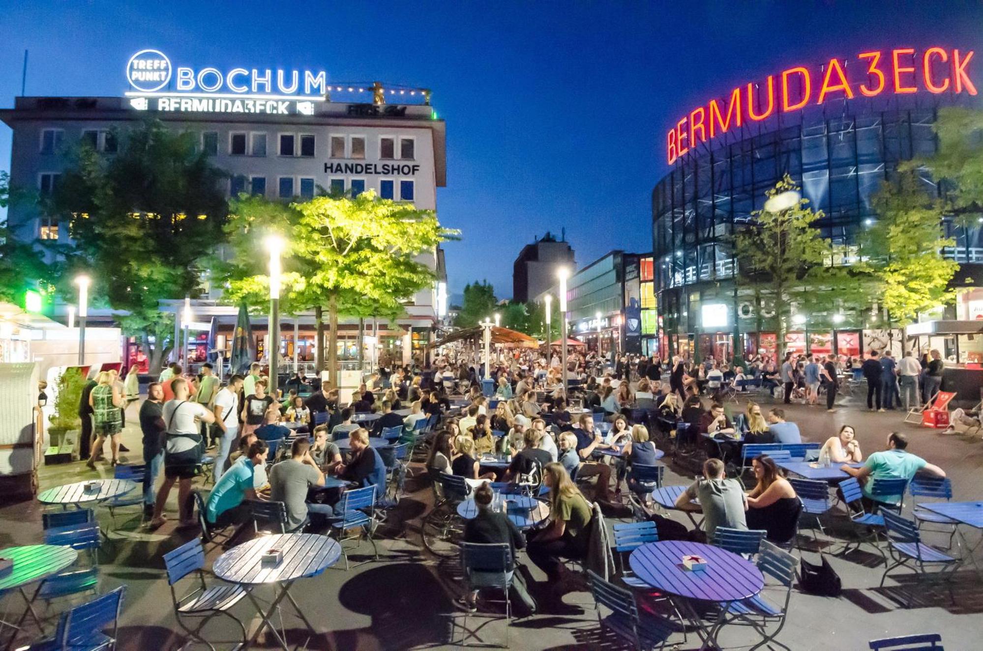 FeelsLikeHome - Urbane Altbauwohnung mit Dachterasse& Parkplatz