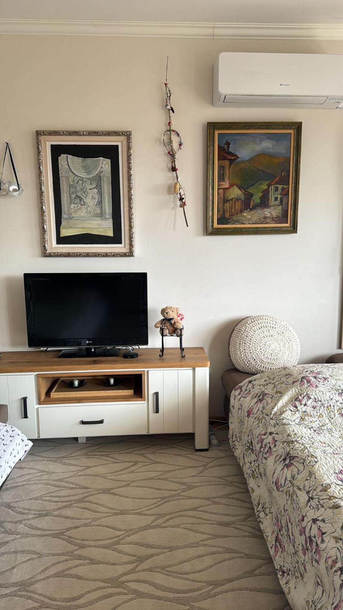Kazanlak DOWNTOWN Central Apartment Guesthouse with Full Kitchen, Panoramic Views, Self Check-in & Free Parking, Best Value!