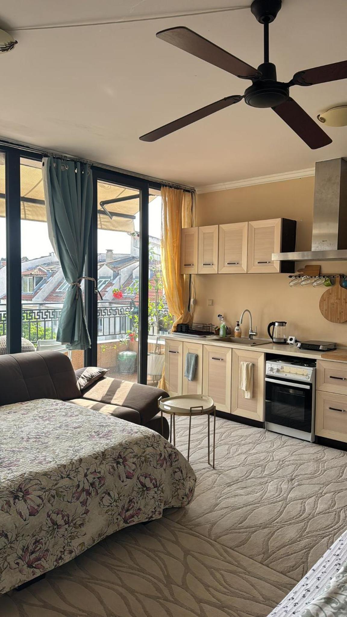 Kazanlak DOWNTOWN Central Apartment Guesthouse with Full Kitchen, Panoramic Views, Self Check-in & Free Parking, Best Value!