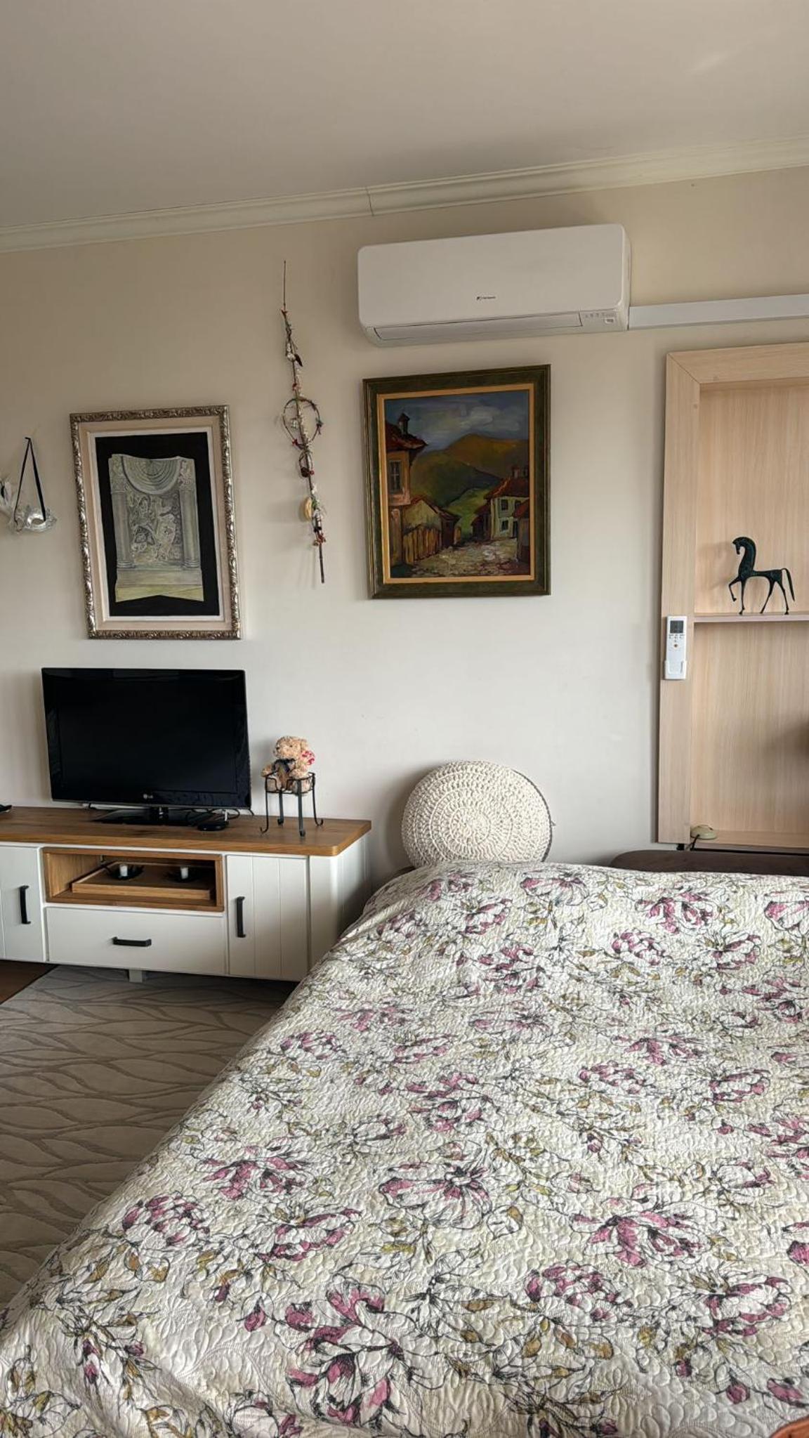 Kazanlak DOWNTOWN Central Apartment Guesthouse with Full Kitchen, Panoramic Views, Self Check-in & Free Parking, Best Value!