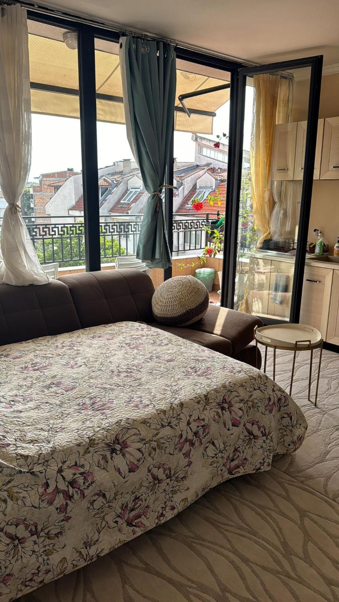 Kazanlak DOWNTOWN Central Apartment Guesthouse with Full Kitchen, Panoramic Views, Self Check-in & Free Parking, Best Value!