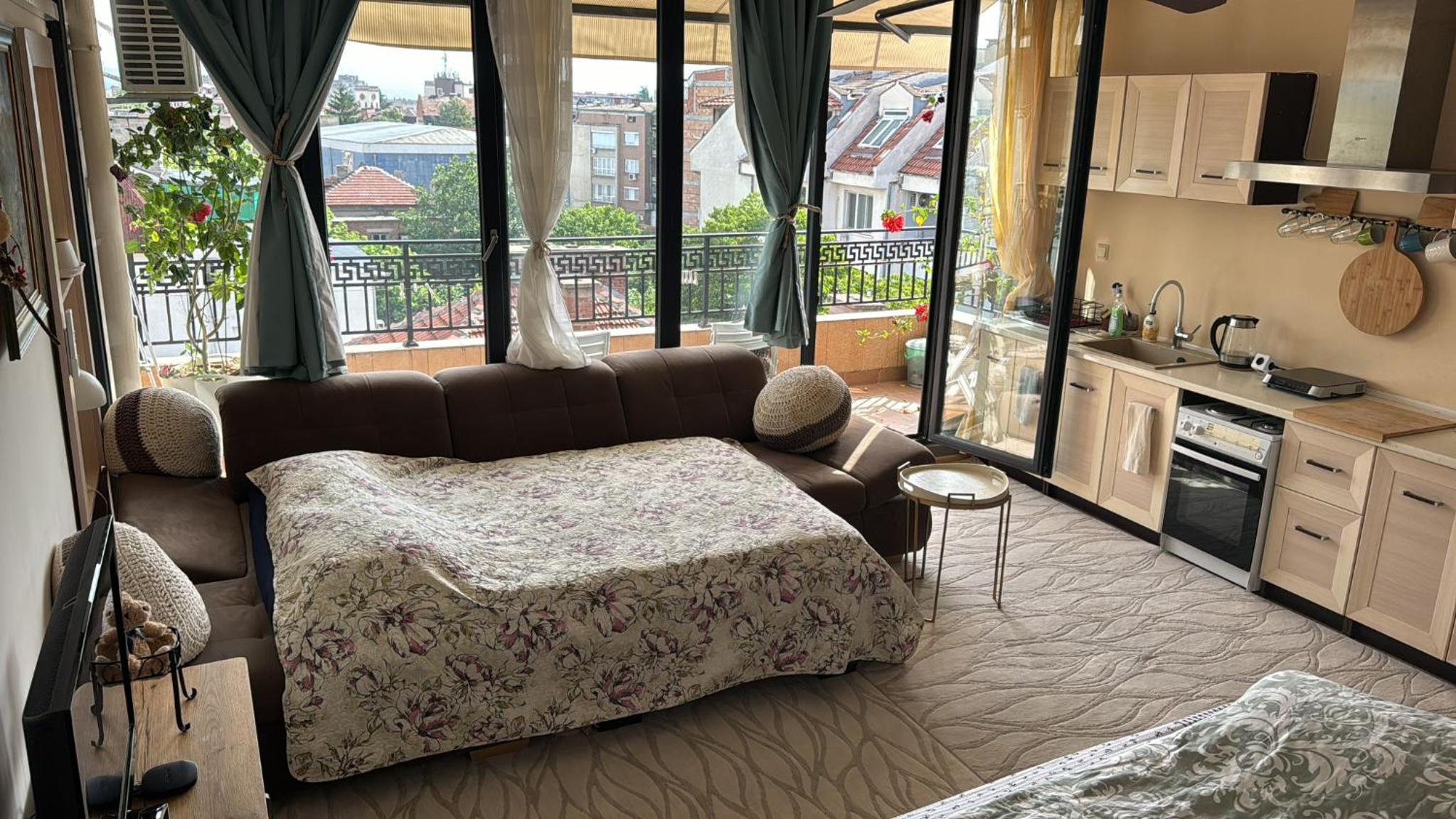 Kazanlak DOWNTOWN Central Apartment Guesthouse with Full Kitchen, Panoramic Views, Self Check-in & Free Parking, Best Value!