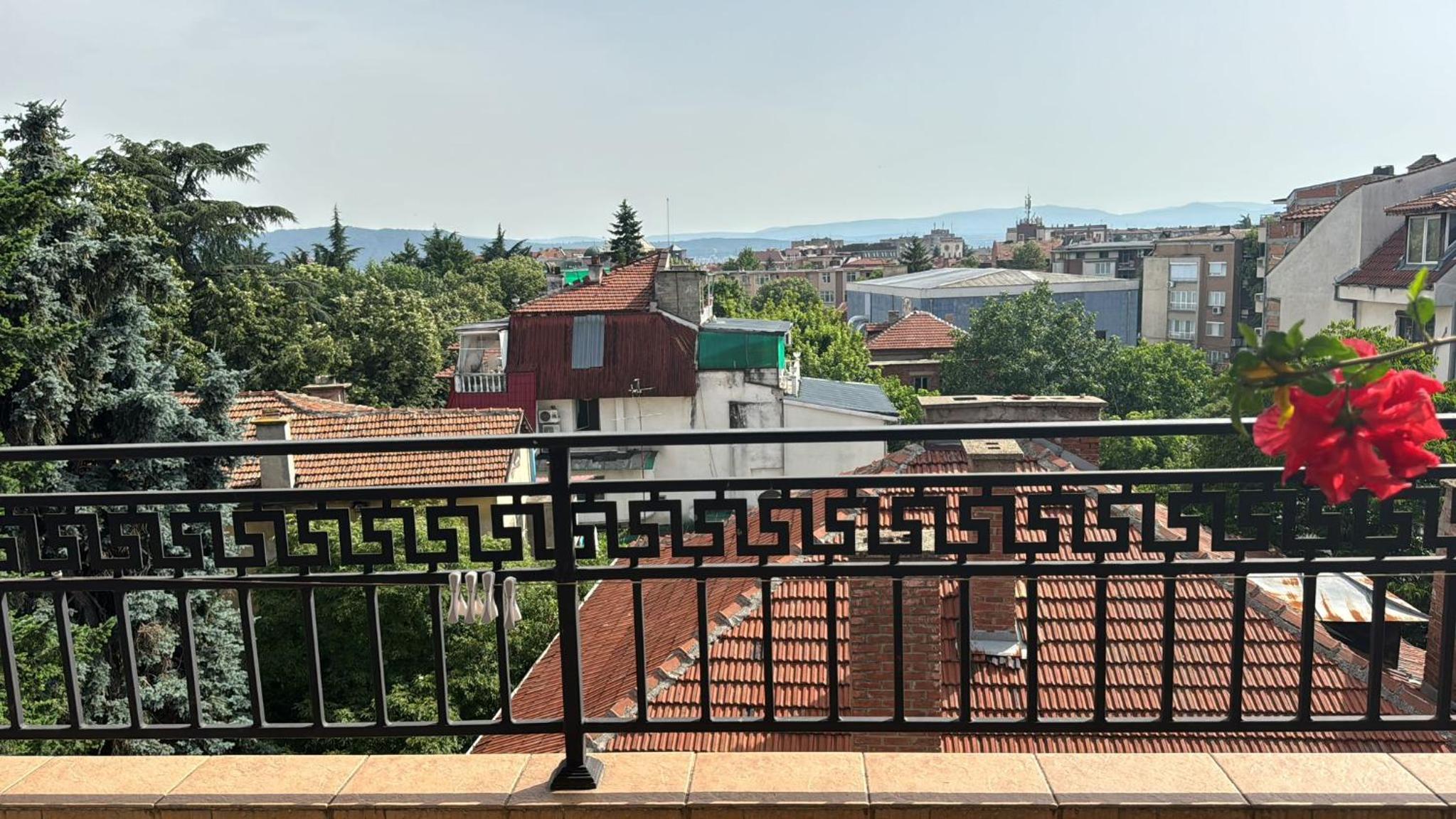 Kazanlak DOWNTOWN Central Apartment Guesthouse with Full Kitchen, Panoramic Views, Self Check-in & Free Parking, Best Value!