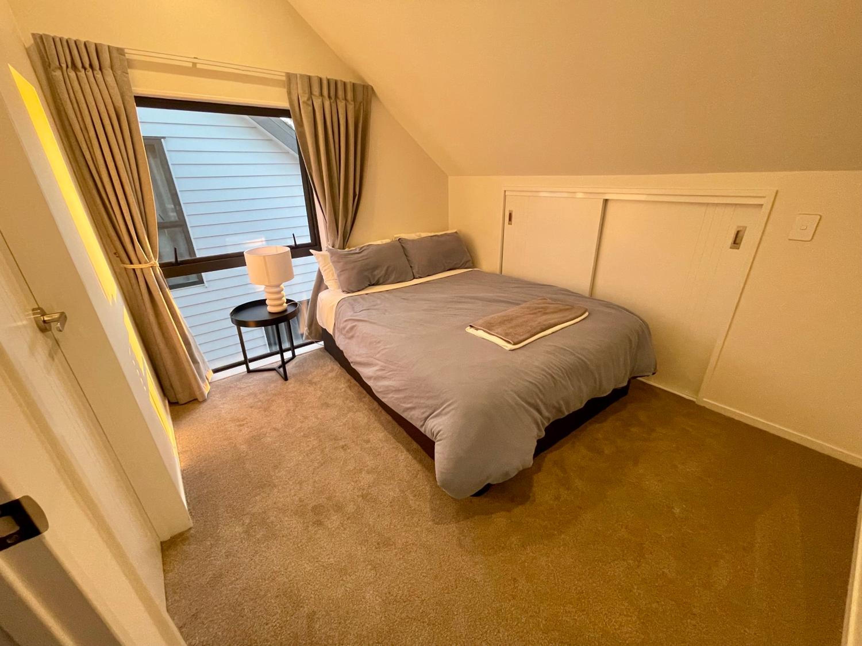 Free carpark, 4-bedroom house photo 4