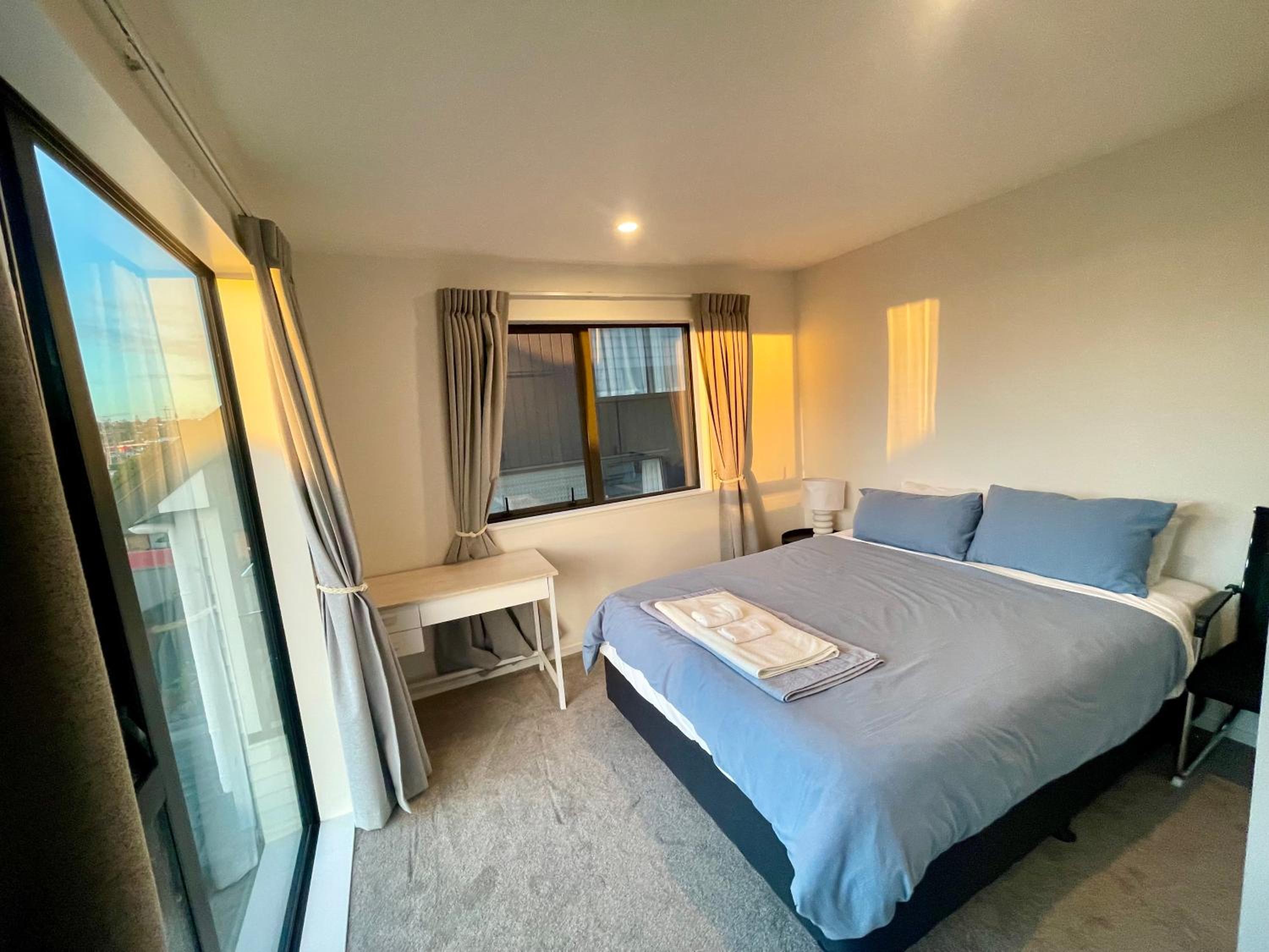 Free carpark, 4-bedroom house photo 5