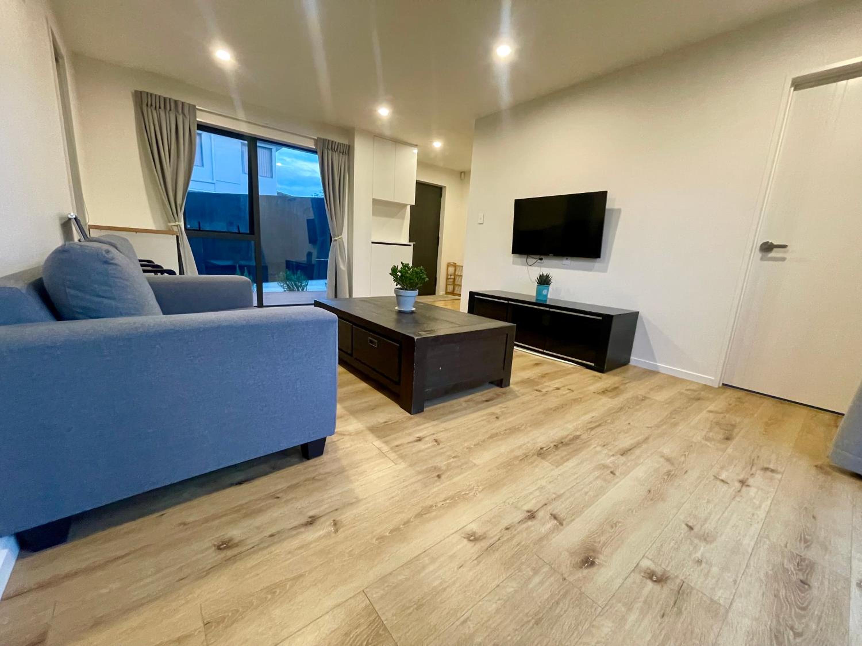 Free carpark, 4-bedroom house photo 3
