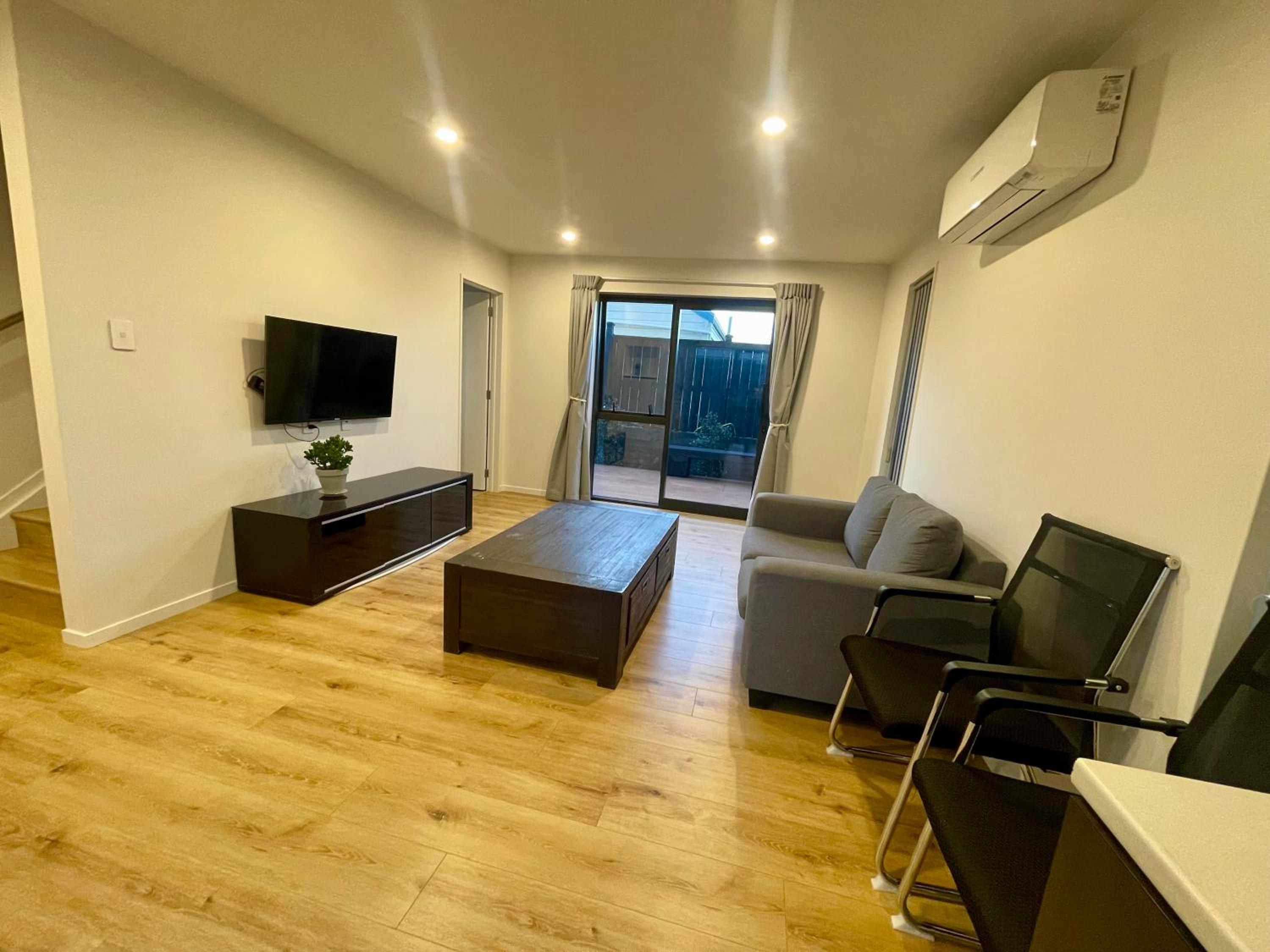 Free carpark, 4-bedroom house, photo 9