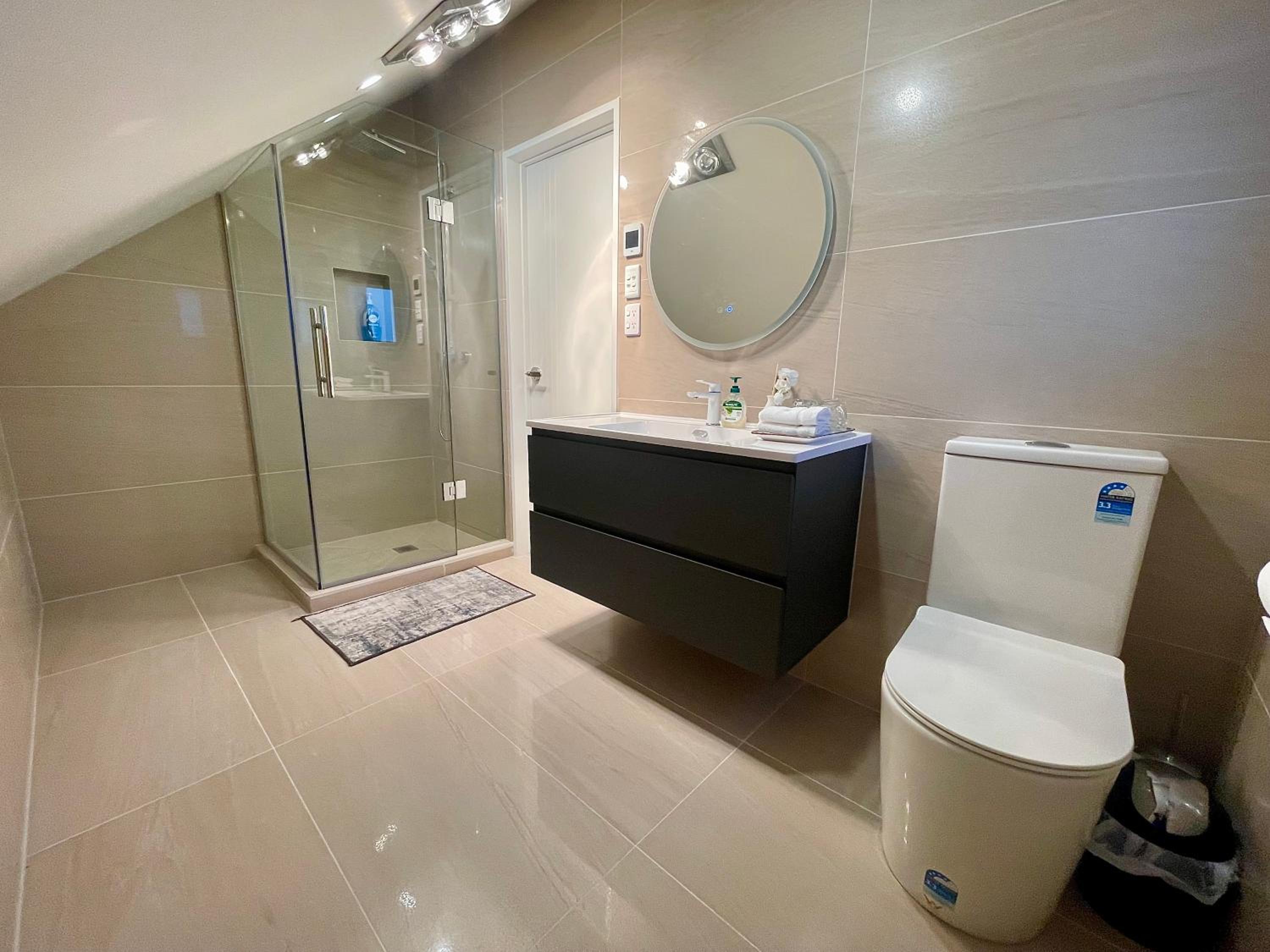 Free carpark, 4-bedroom house, photo 10