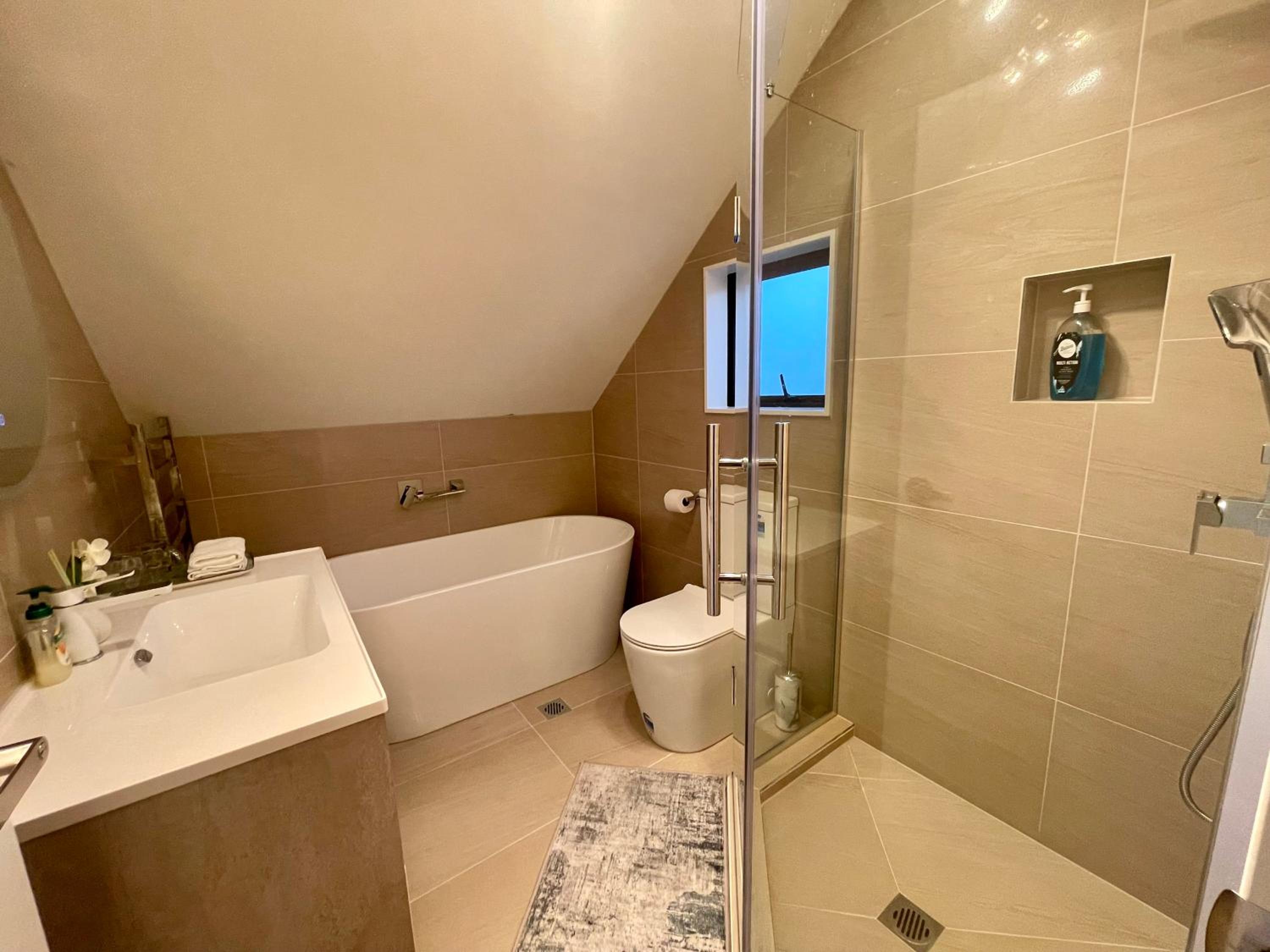 Free carpark, 4-bedroom house, photo 12
