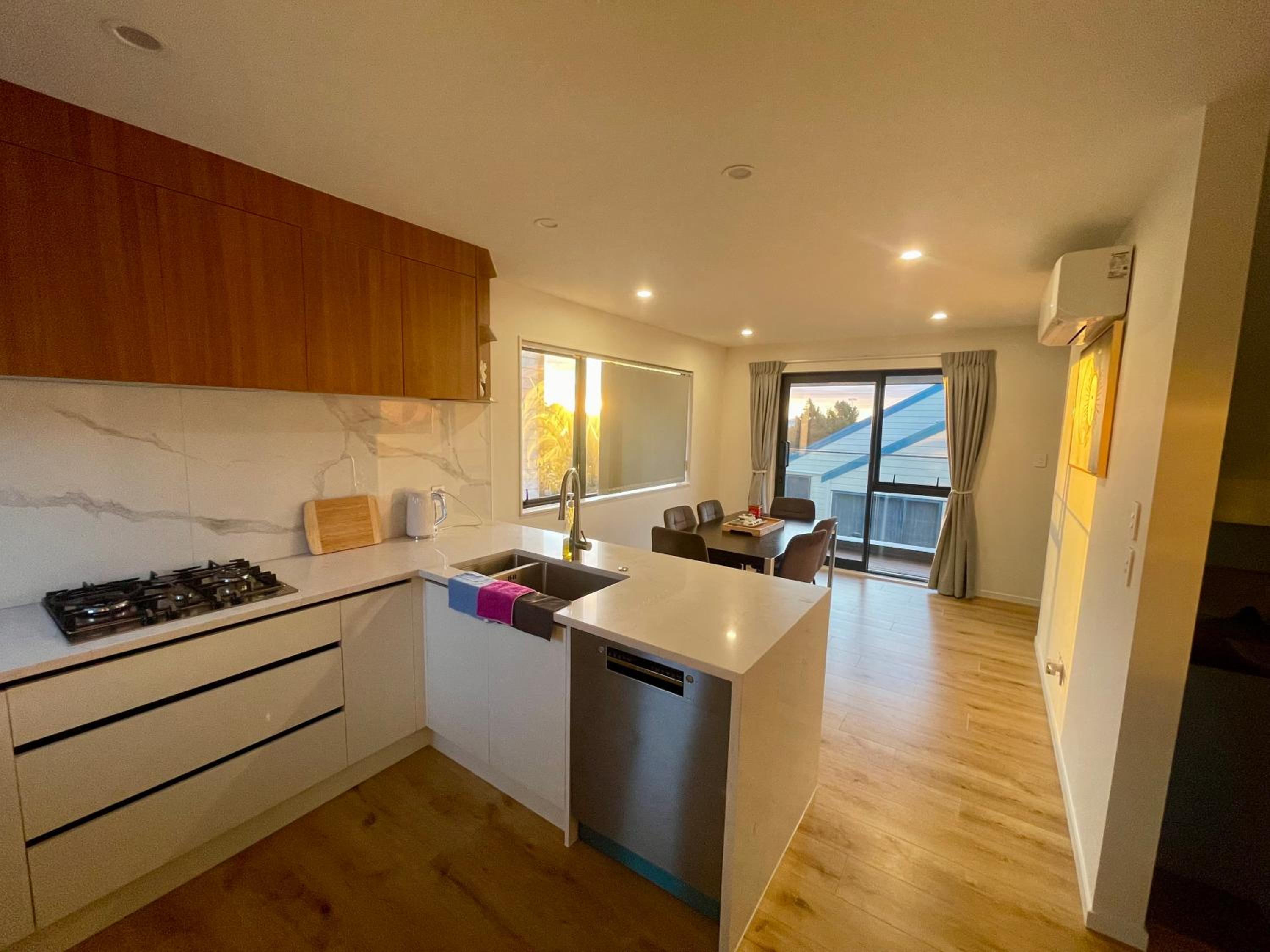 Free carpark, 4-bedroom house, photo 11