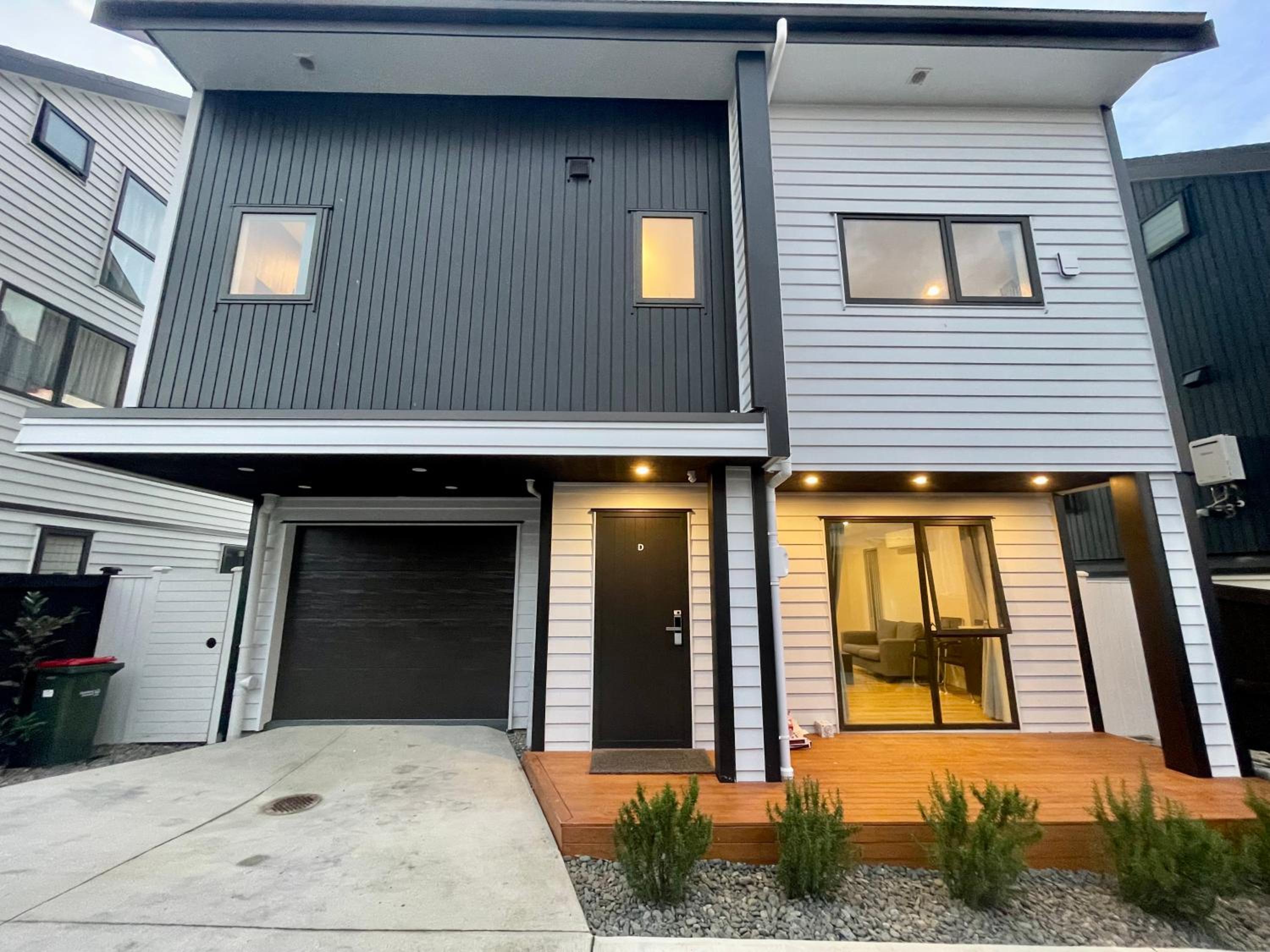 Free carpark, 4-bedroom house photo 2