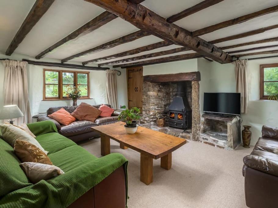 Hay Meadow Farm, Cosy Thatched Holiday Cottage view 2