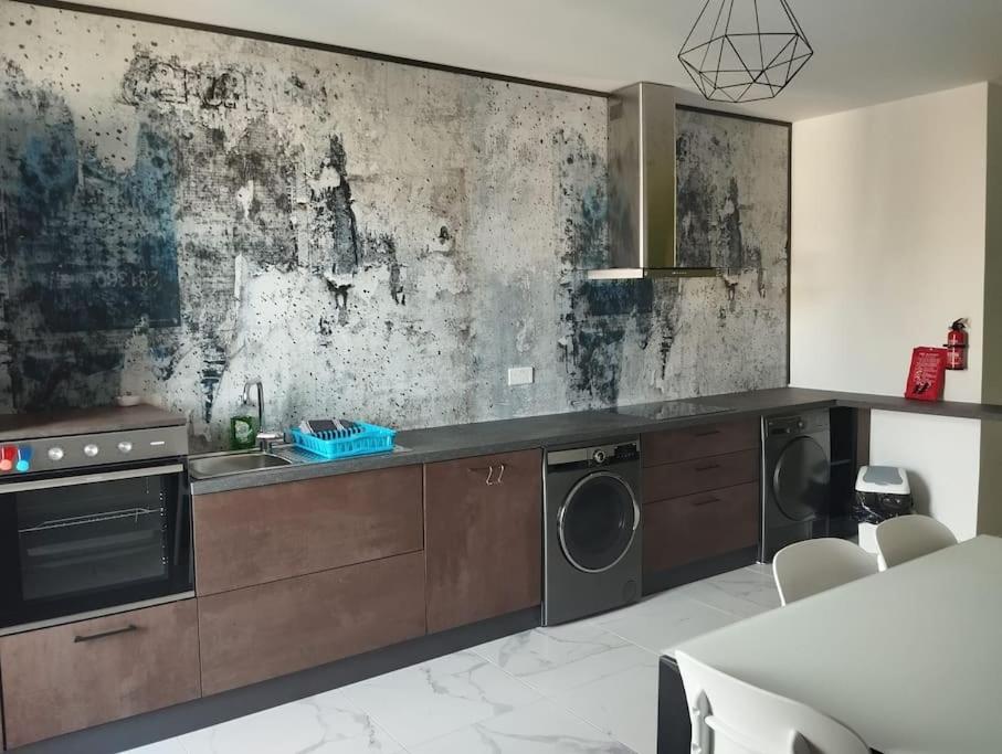 Go Exchange, Block D, Apt 8 photo 3