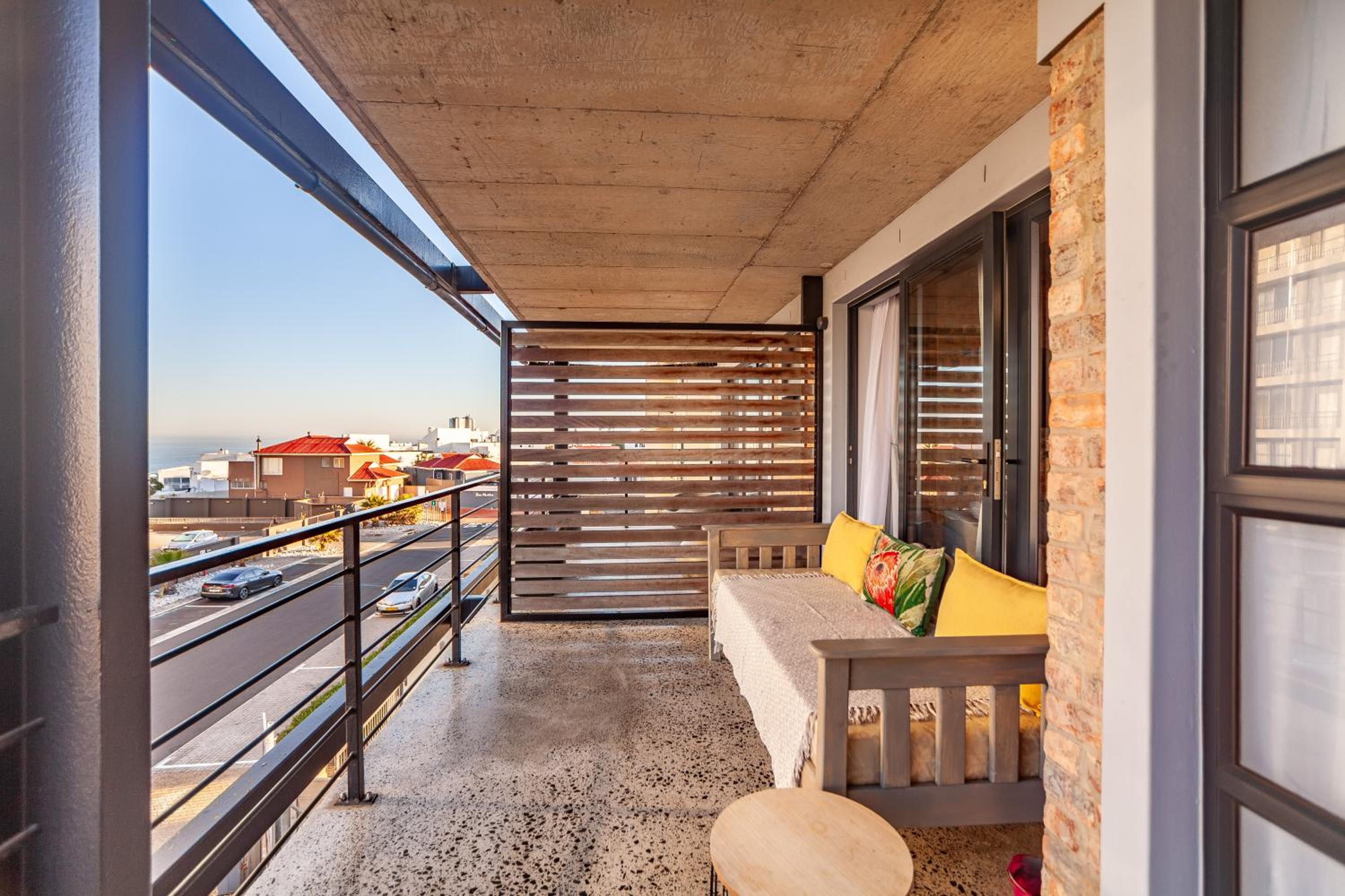 Chic Warehouse Style 1 bedroom, Blouberg Beachfront, 14 Manhattan view 3