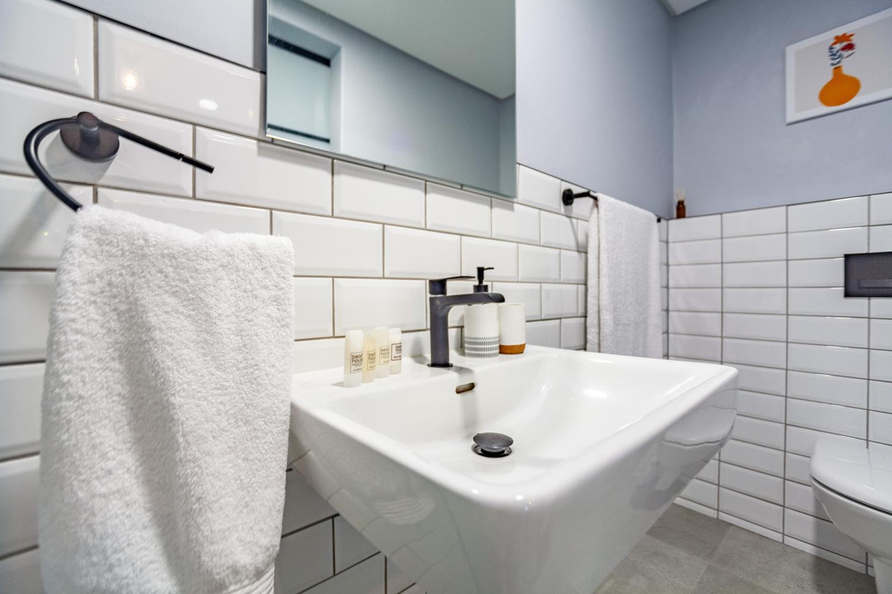 Chic Warehouse Style 1 bedroom, Blouberg Beachfront, 14 Manhattan view 4