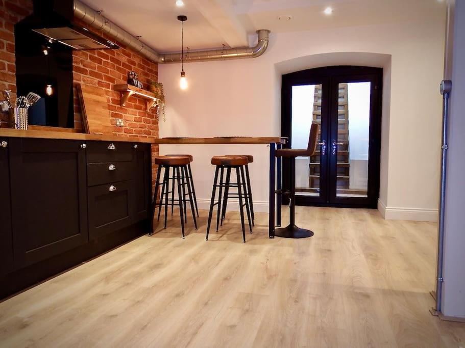 Newly Renovated Stunning Warehouse Apartment view 3