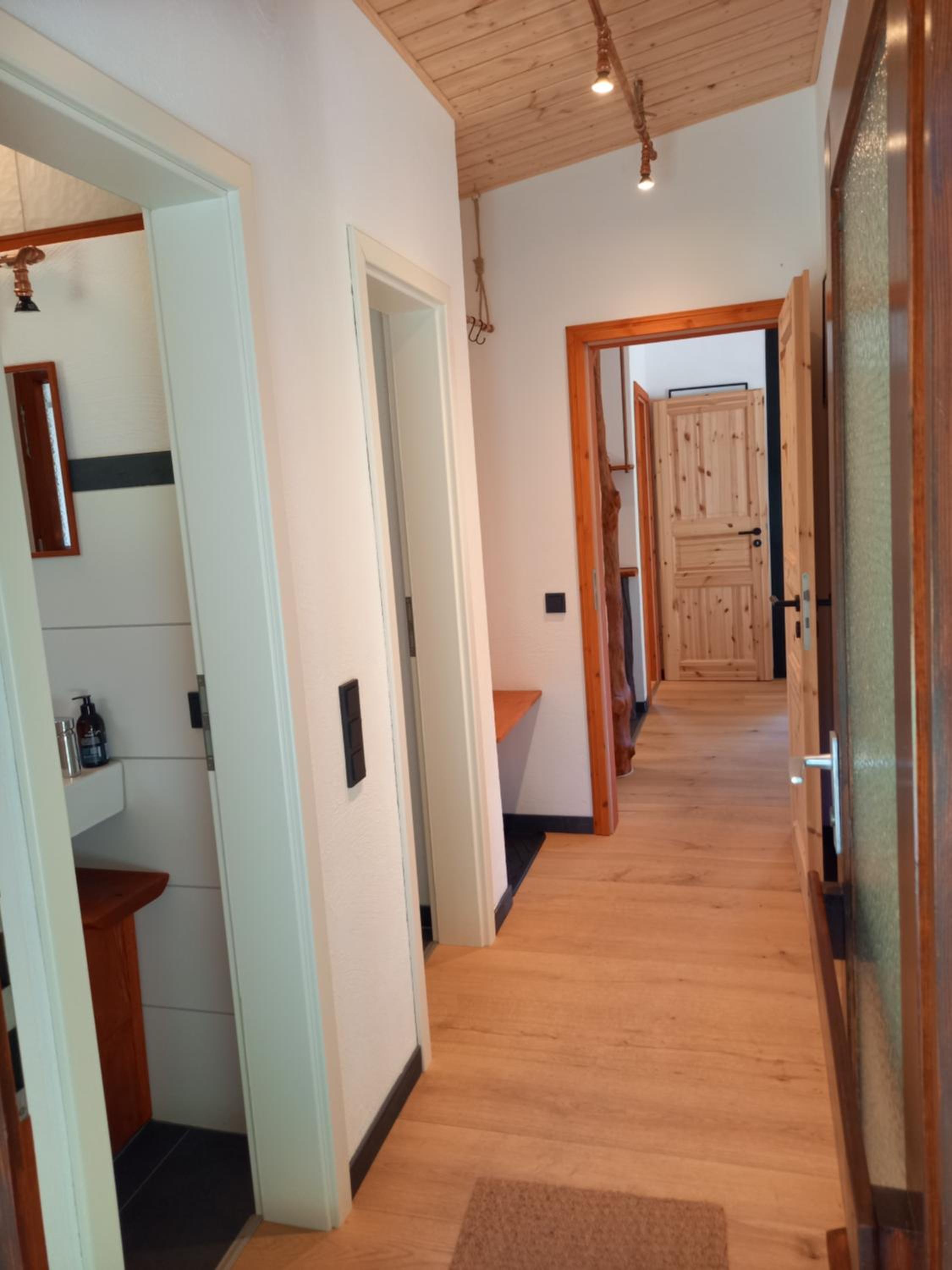 Explorer's Lodge & Camping