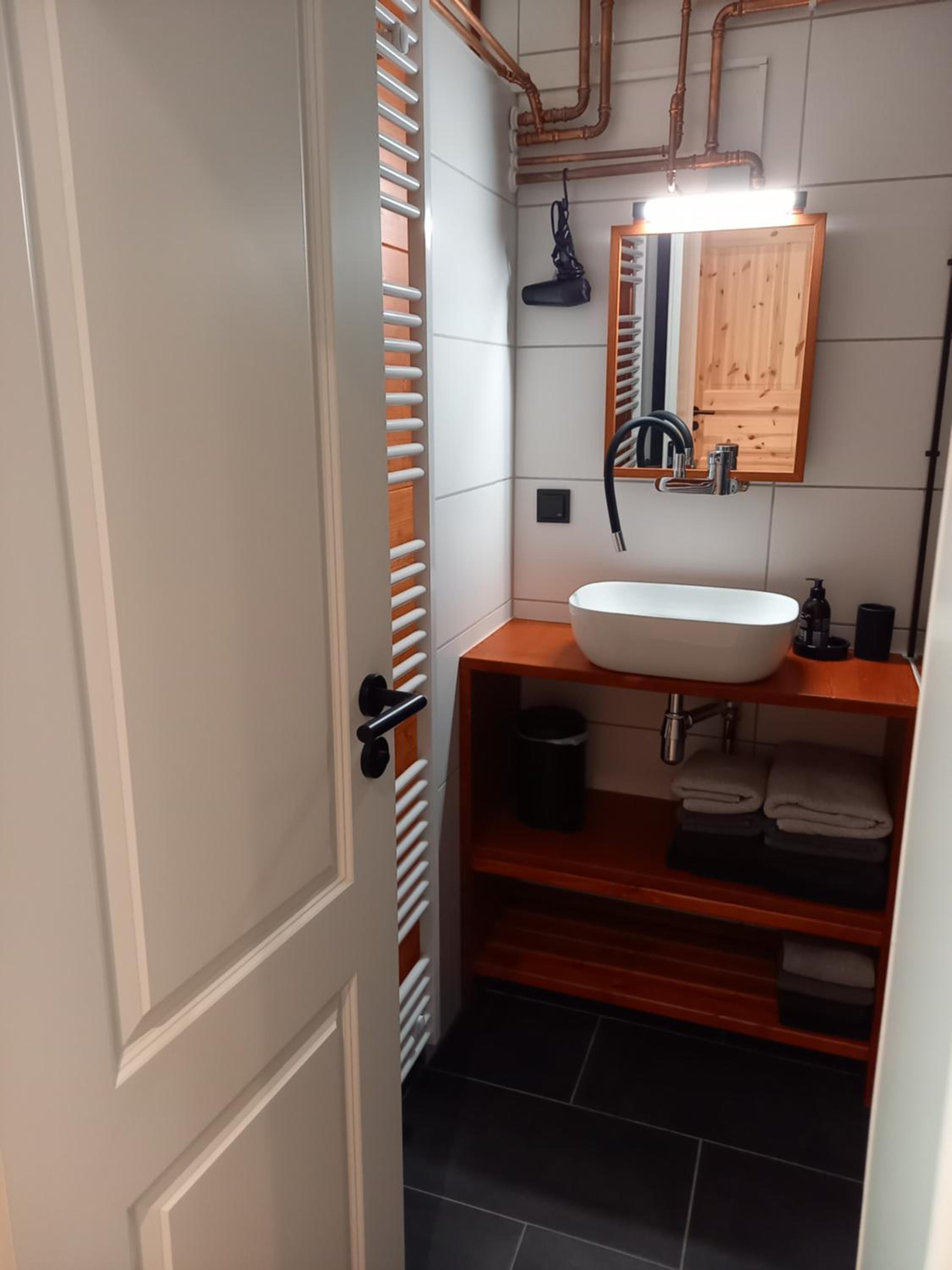 Explorer's Lodge & Camping