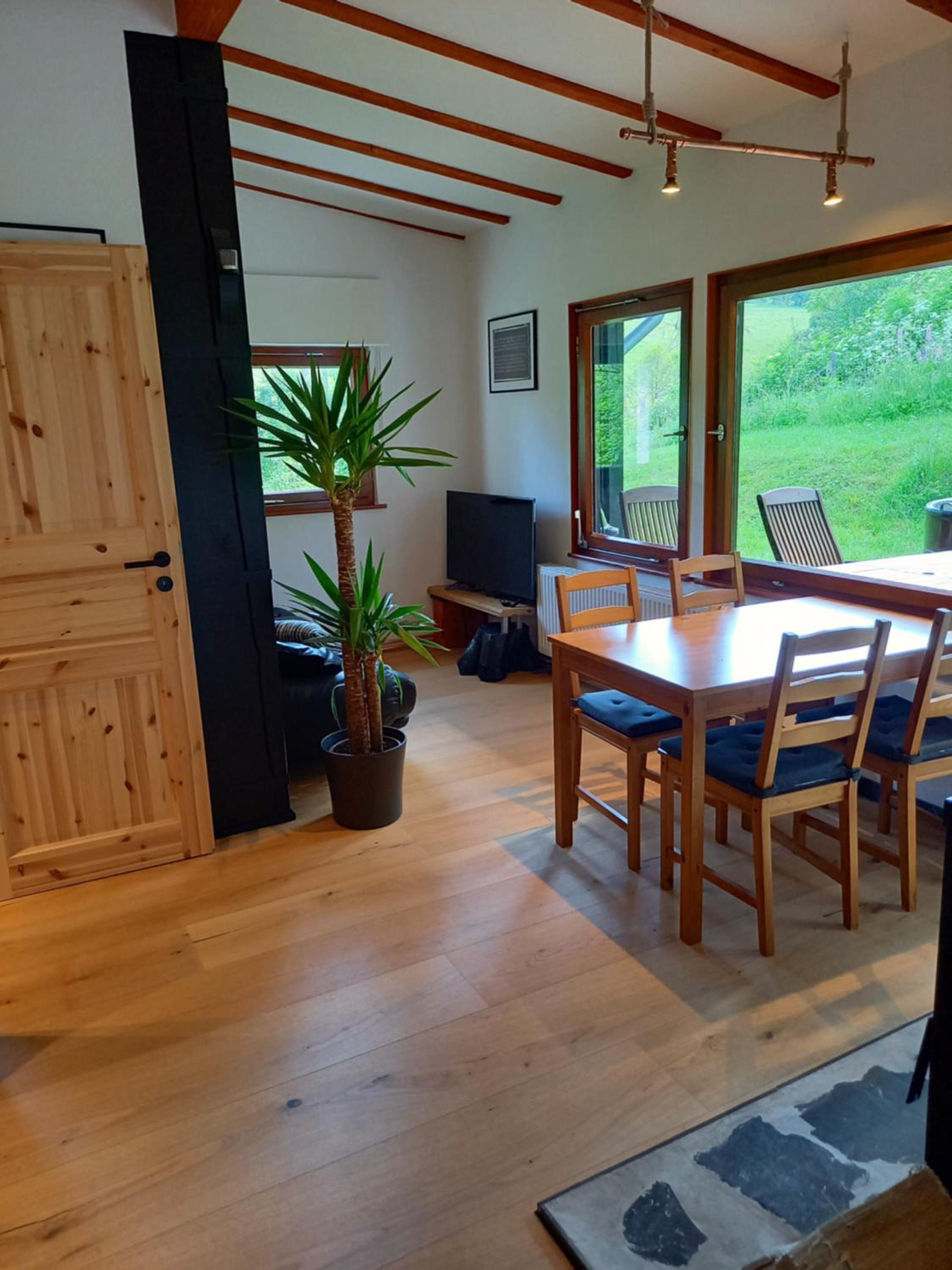 Explorer's Lodge & Camping