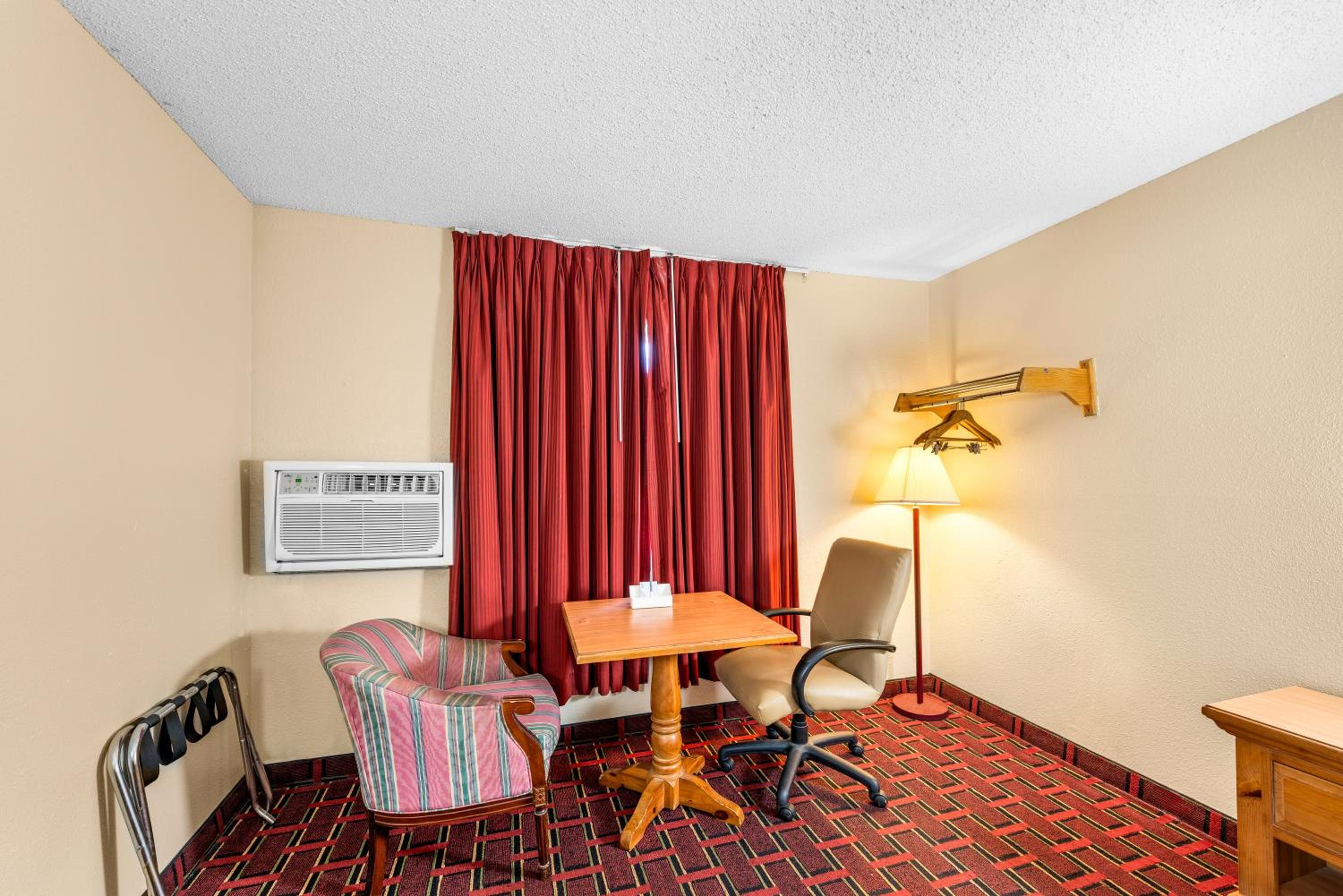 Forsyth Vacations - Americas Best Value Inn Decatur - Property Image 2