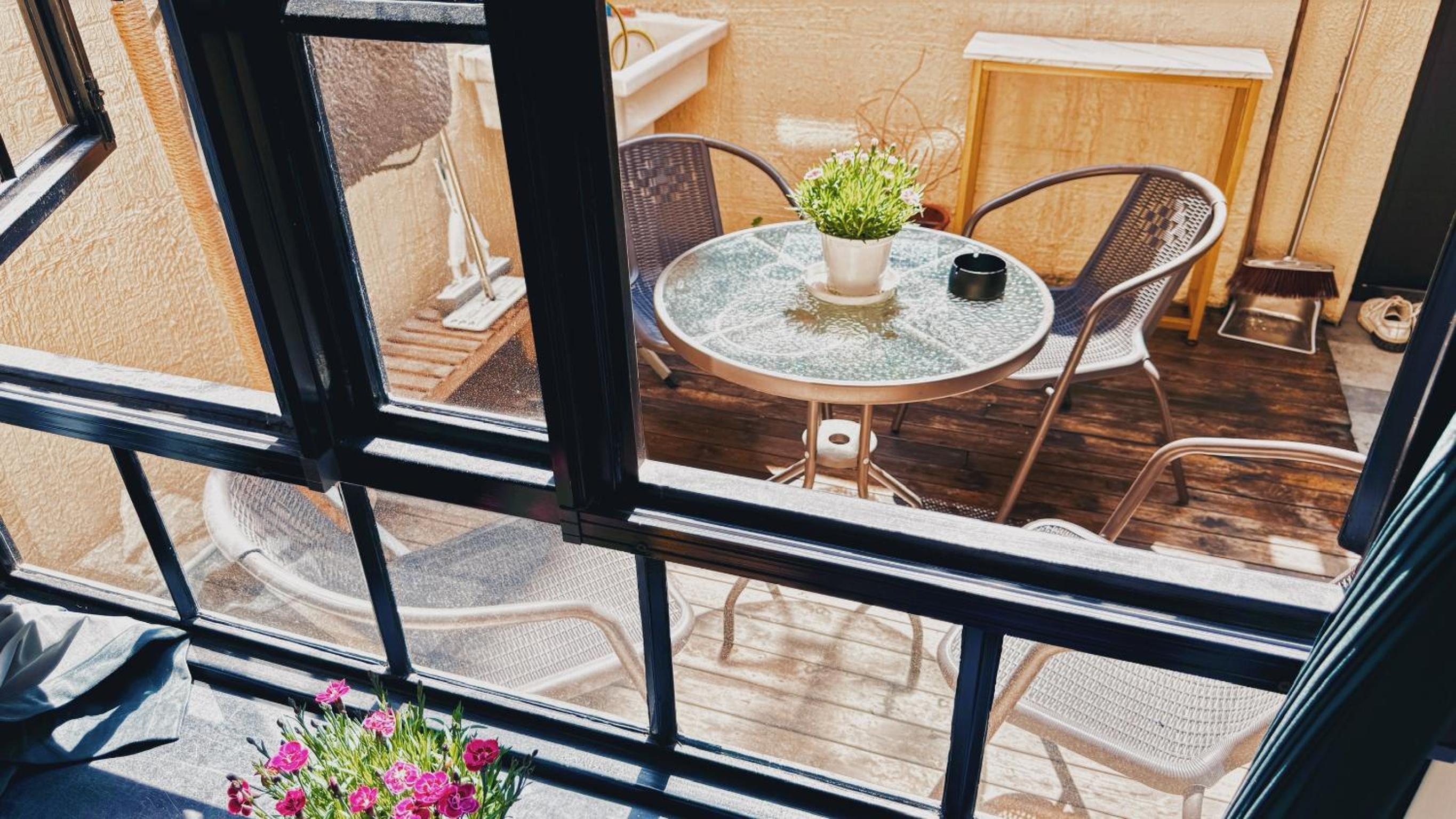 CityWalk Cottage With Two Beds and Courtyard