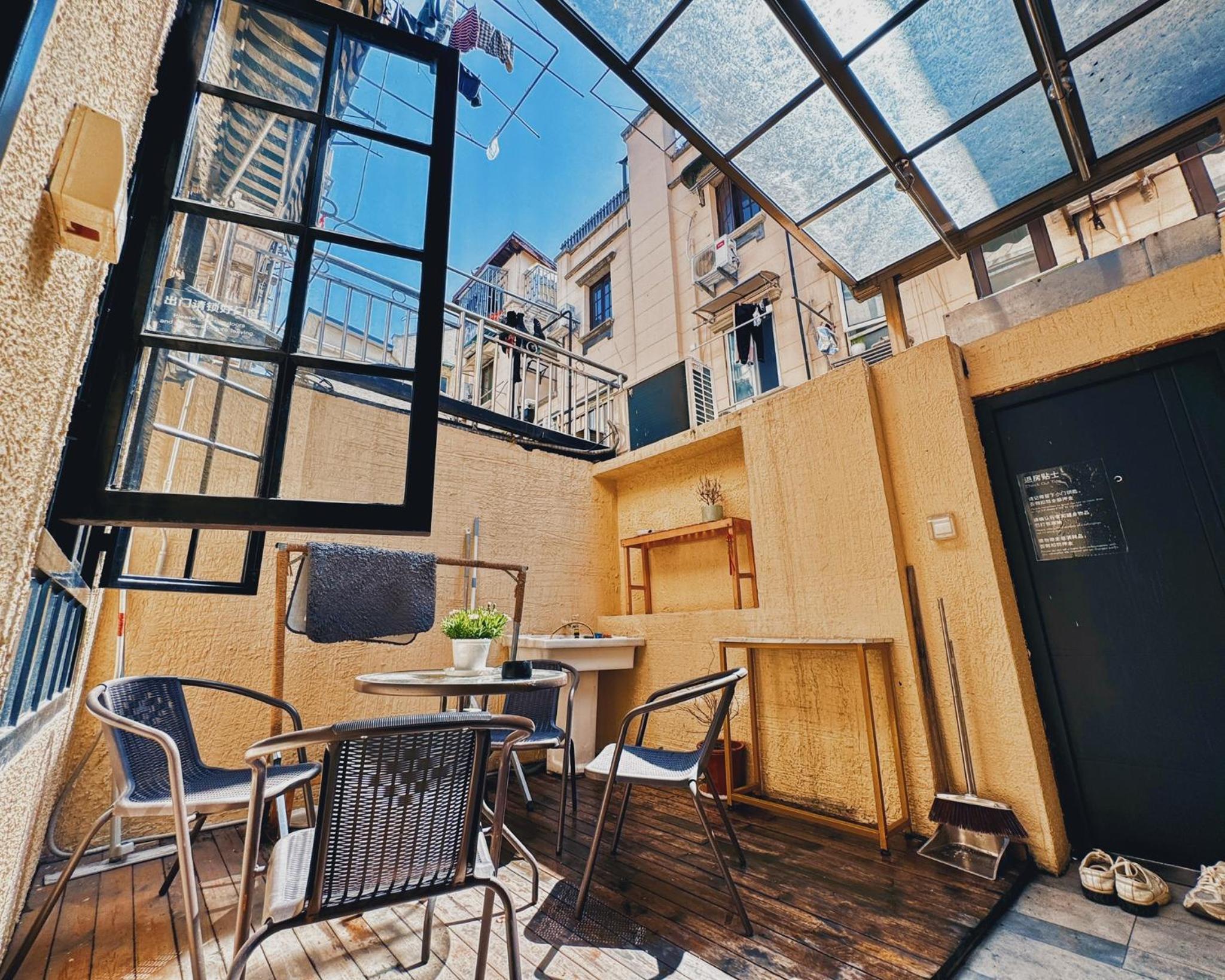 CityWalk Cottage With Two Beds and Courtyard