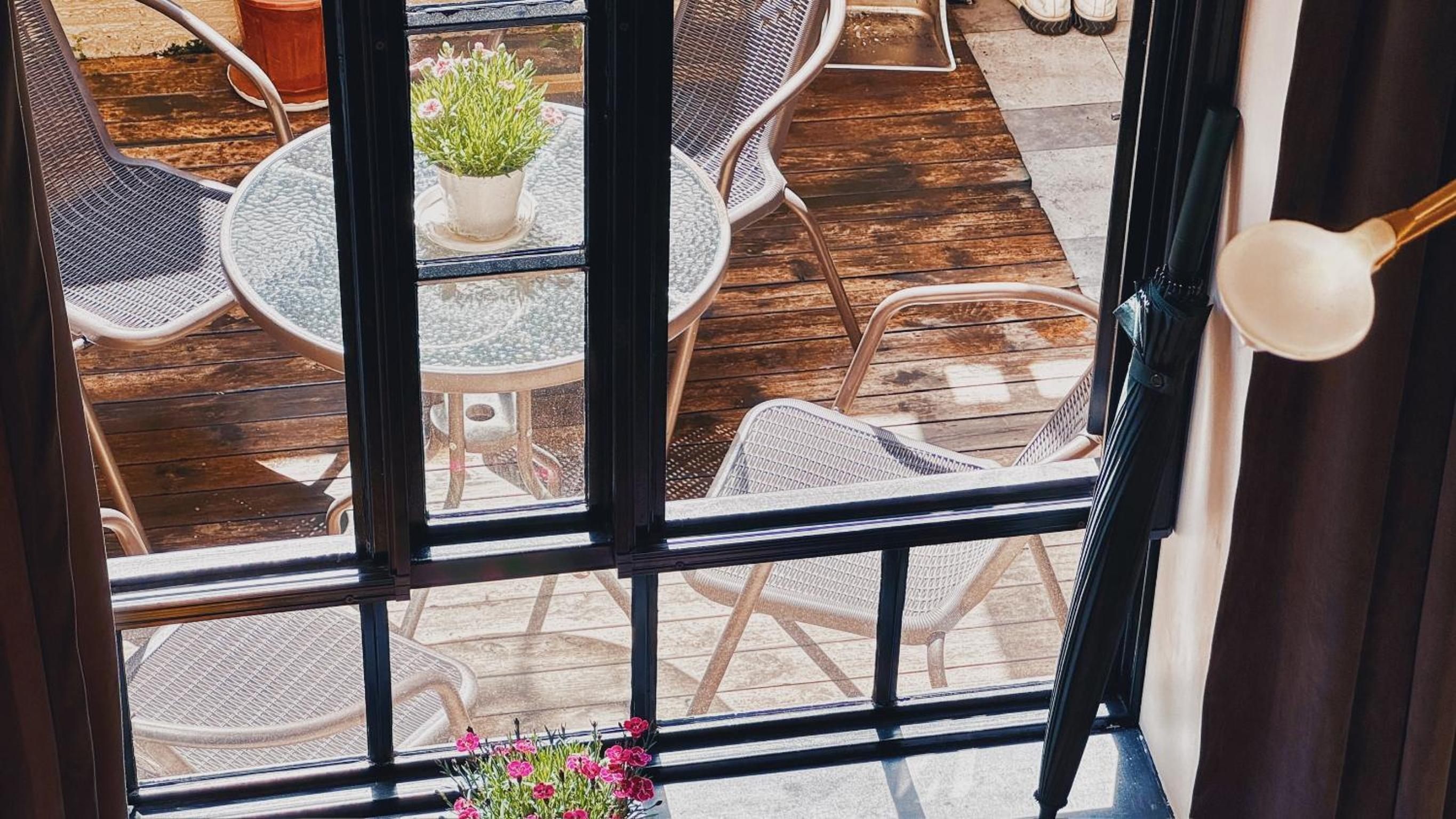 CityWalk Cottage With Two Beds and Courtyard