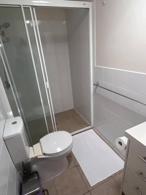 Fully Furnished Modern Unit in centre of city